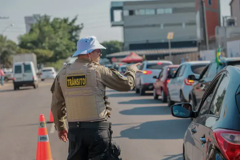 Agentes de trânsito atuando na organização e segurança das ruas de Porto Velho