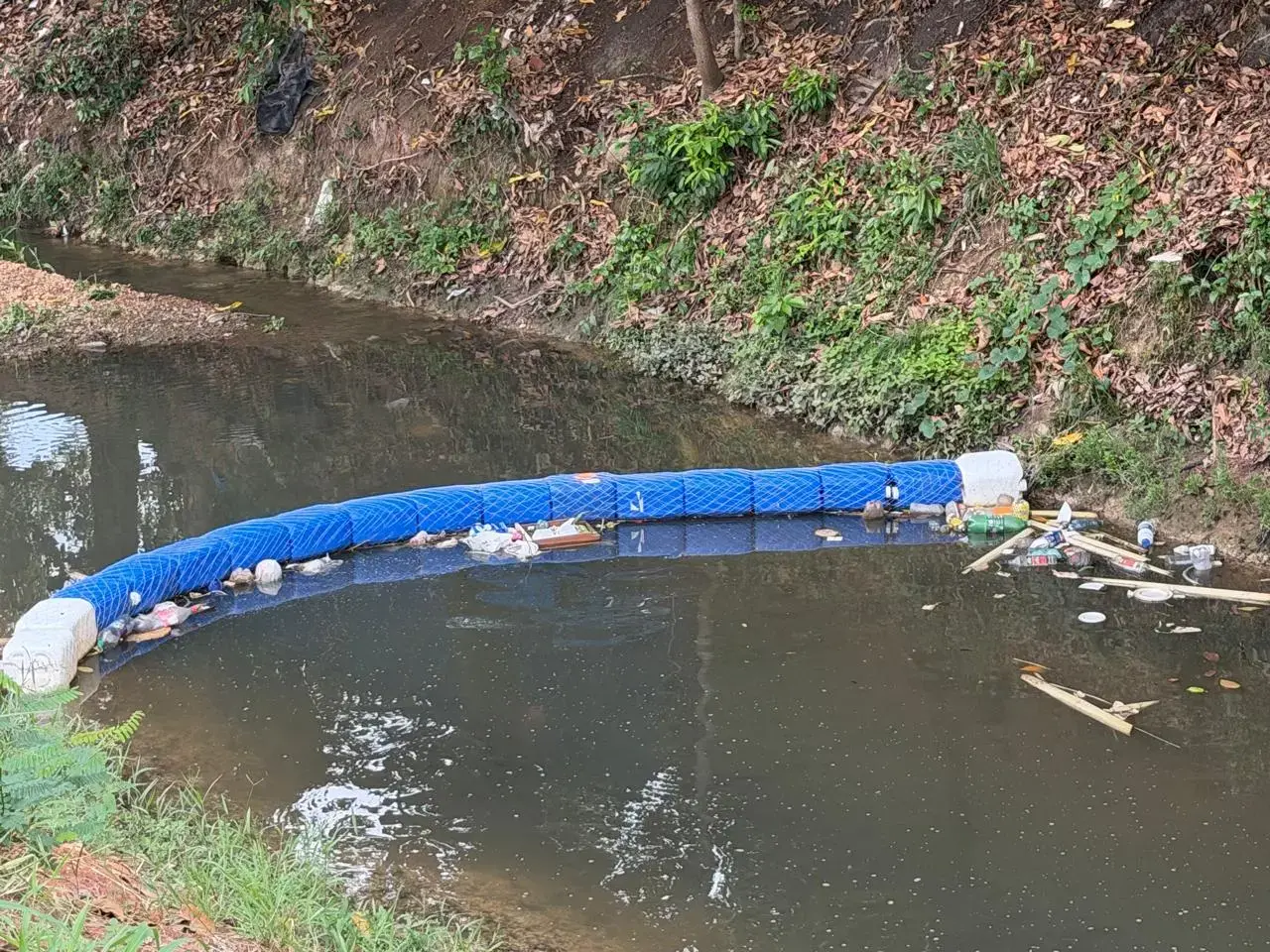 Primeira ecobarreira de Porto Velho completa um mês com retirada de resíduos