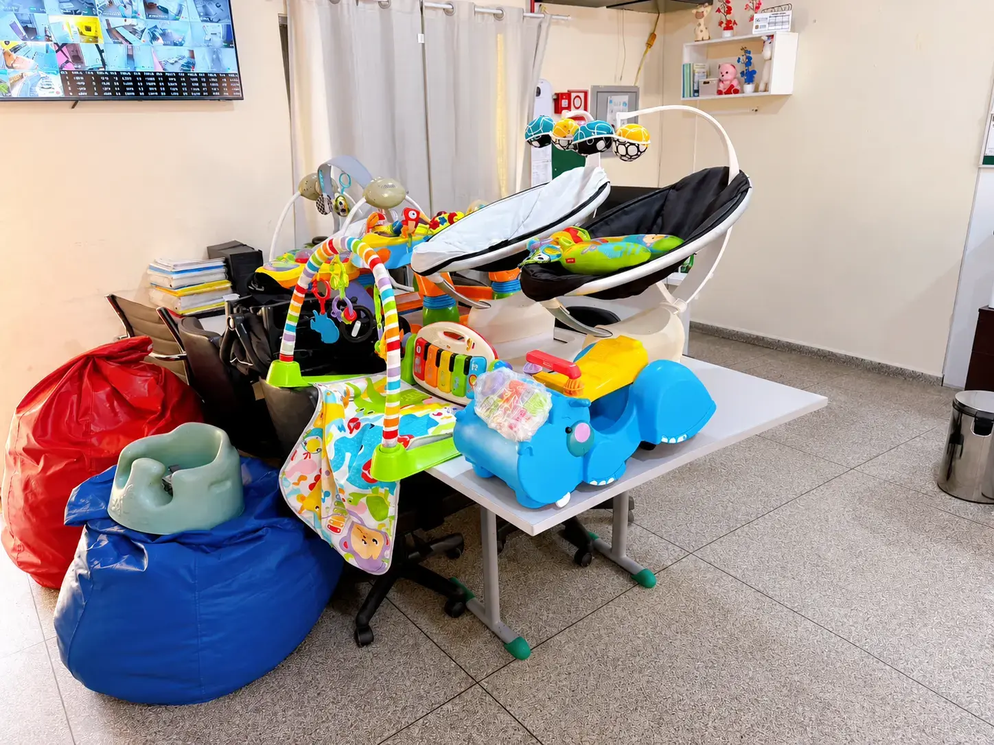 Madrinha do programa Apadrinhando uma História doa artigos para bebês na Casa Criar em Porto Velho