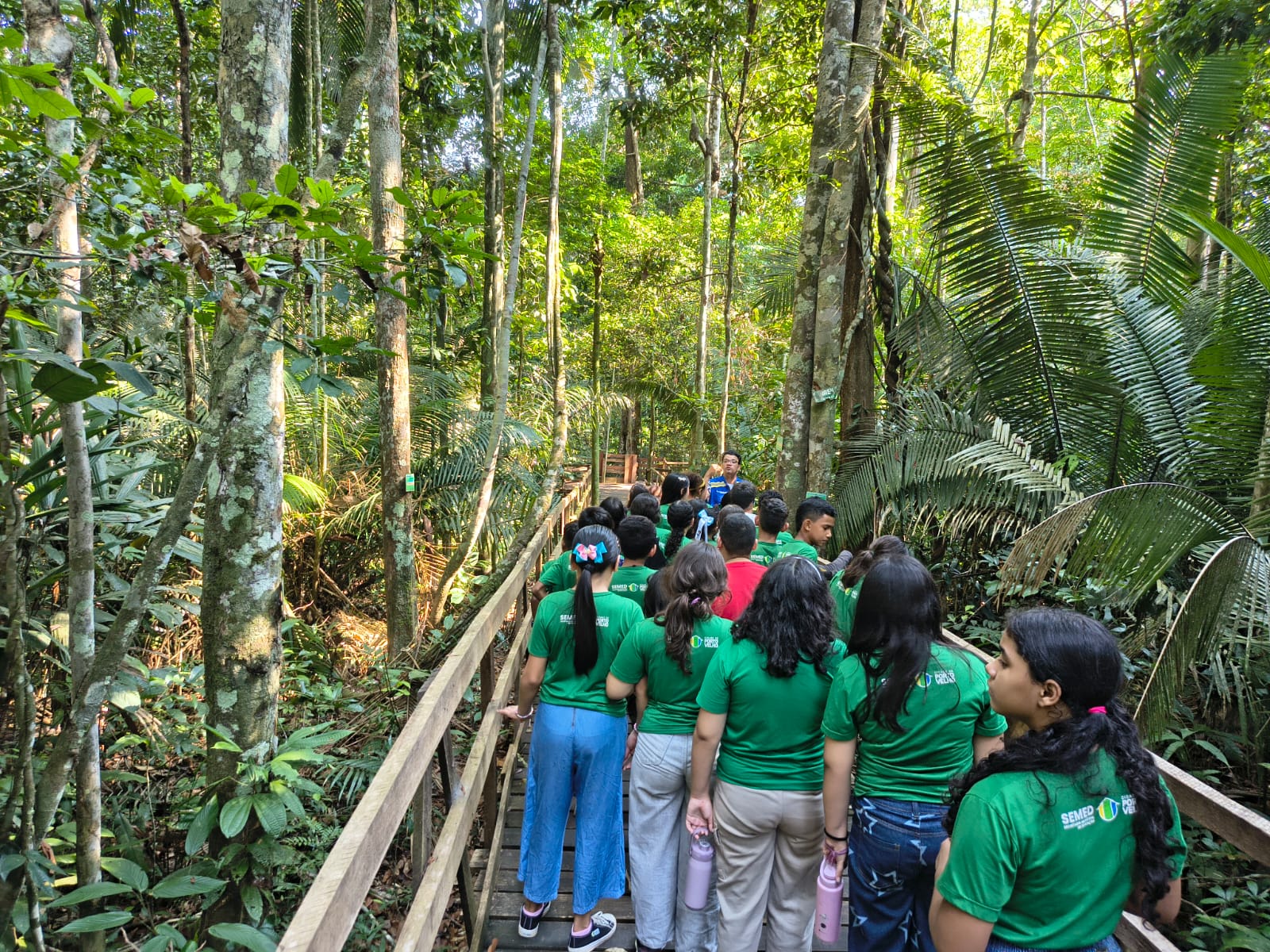 Passeios complementam o aprendizado em sala de aula, com trilhas ecológicas e contato direto com a fauna e a flora