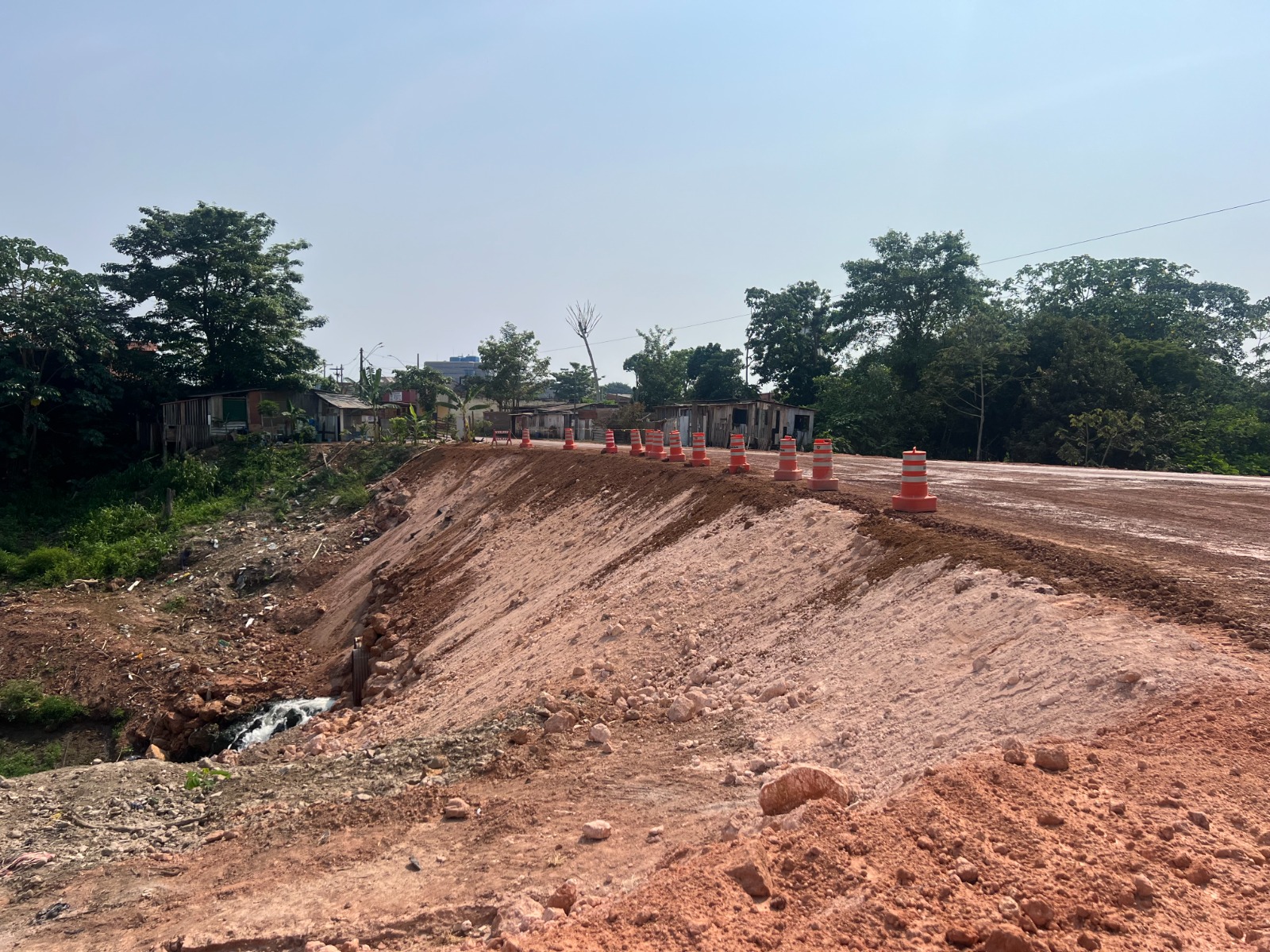 Erosão danificou a estrutura e comprometeu parte da via