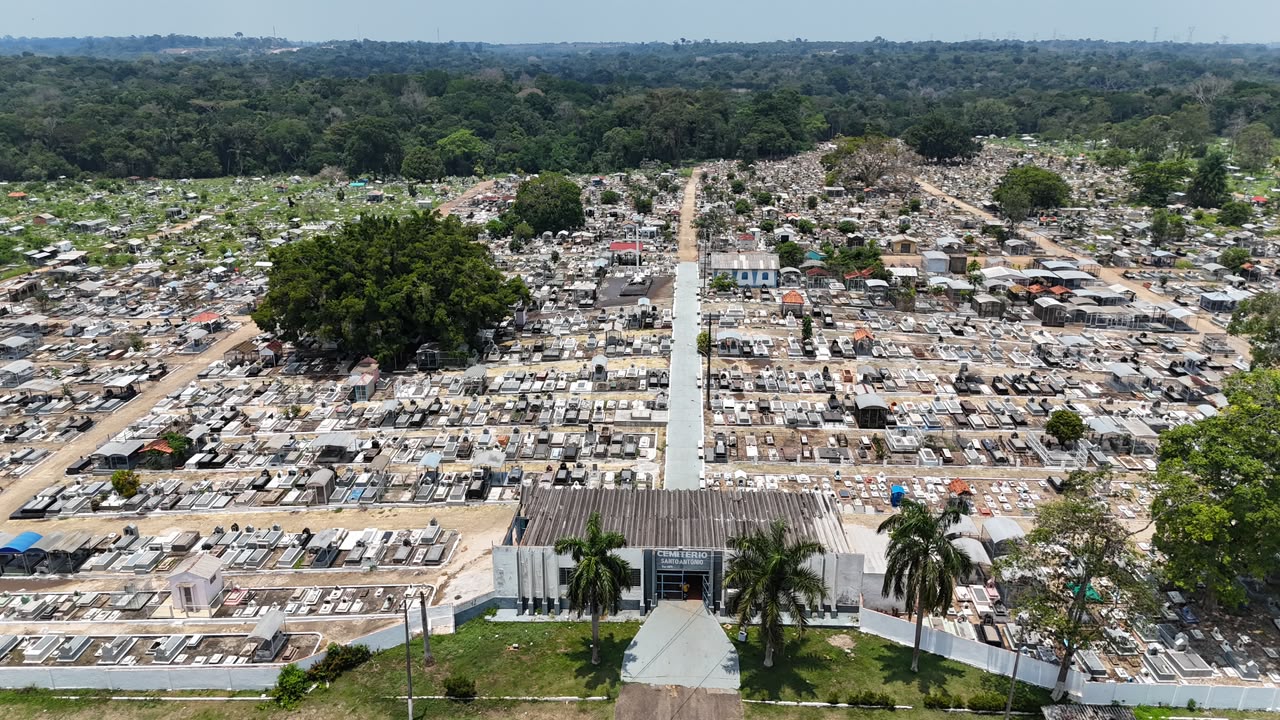 Equipes da Sesb intensificam a limpeza no Cemitério Santo Antônio e no Espaço Alternativo