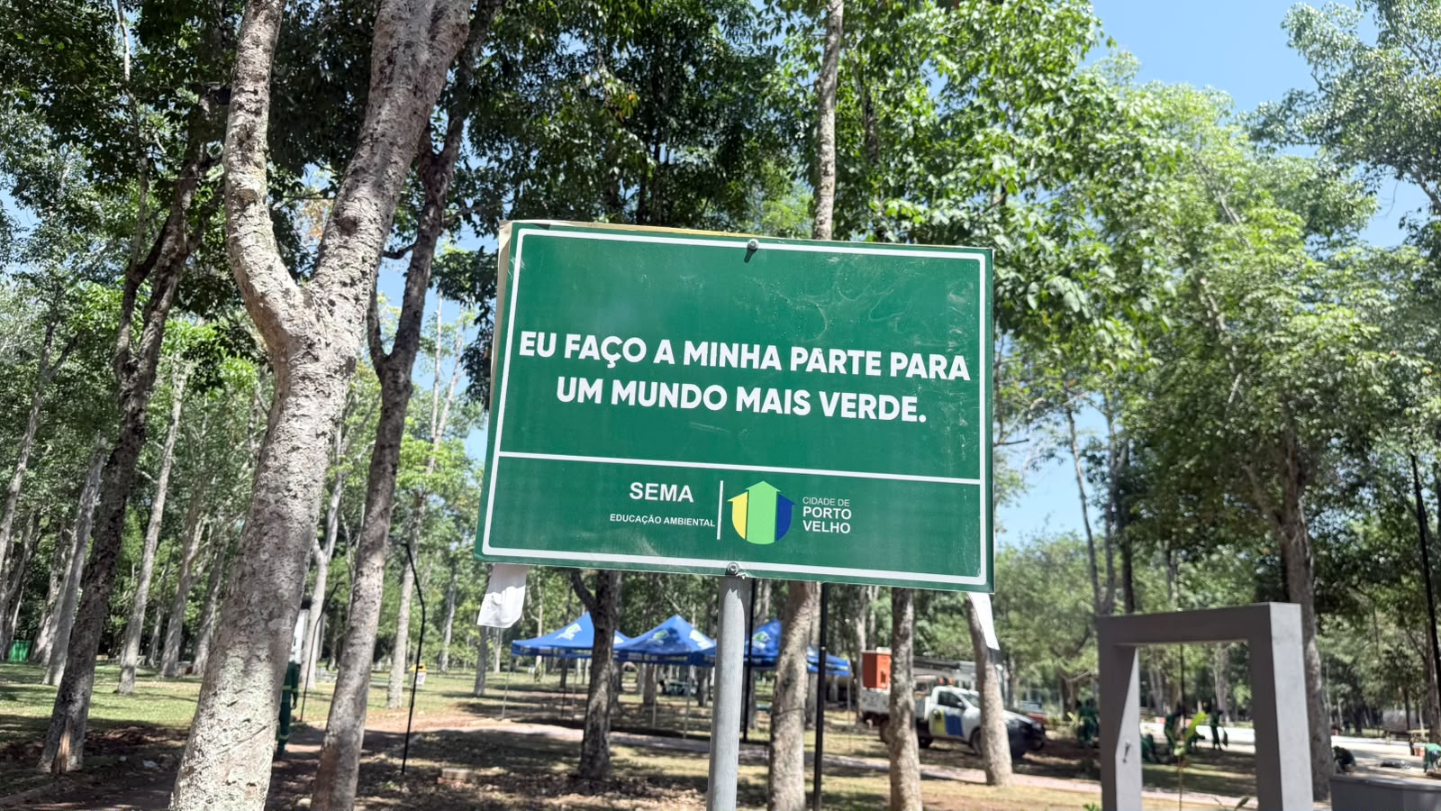 Placas orientam sobre a preservação ambiental, enquanto o comedouro contribui para o cuidado com os animais no parque