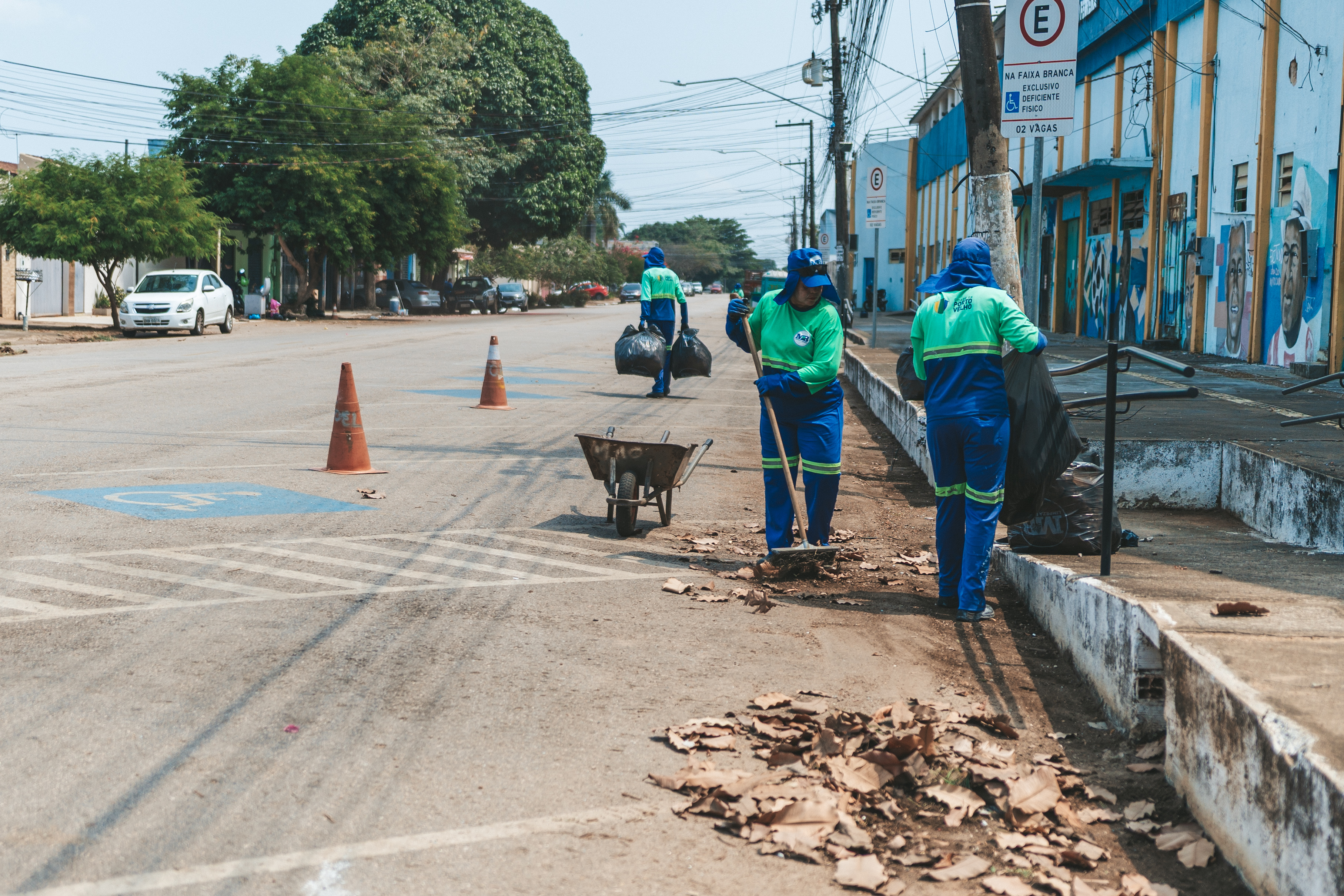 Trabalho de limpeza urbana acontece de forma contínua e é organizado de acordo com o cronograma estabelecido pelas equipes da Sesb