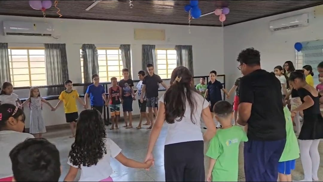 Programação incluiu contação de histórias, distribuição de brindes e lanche para as crianças