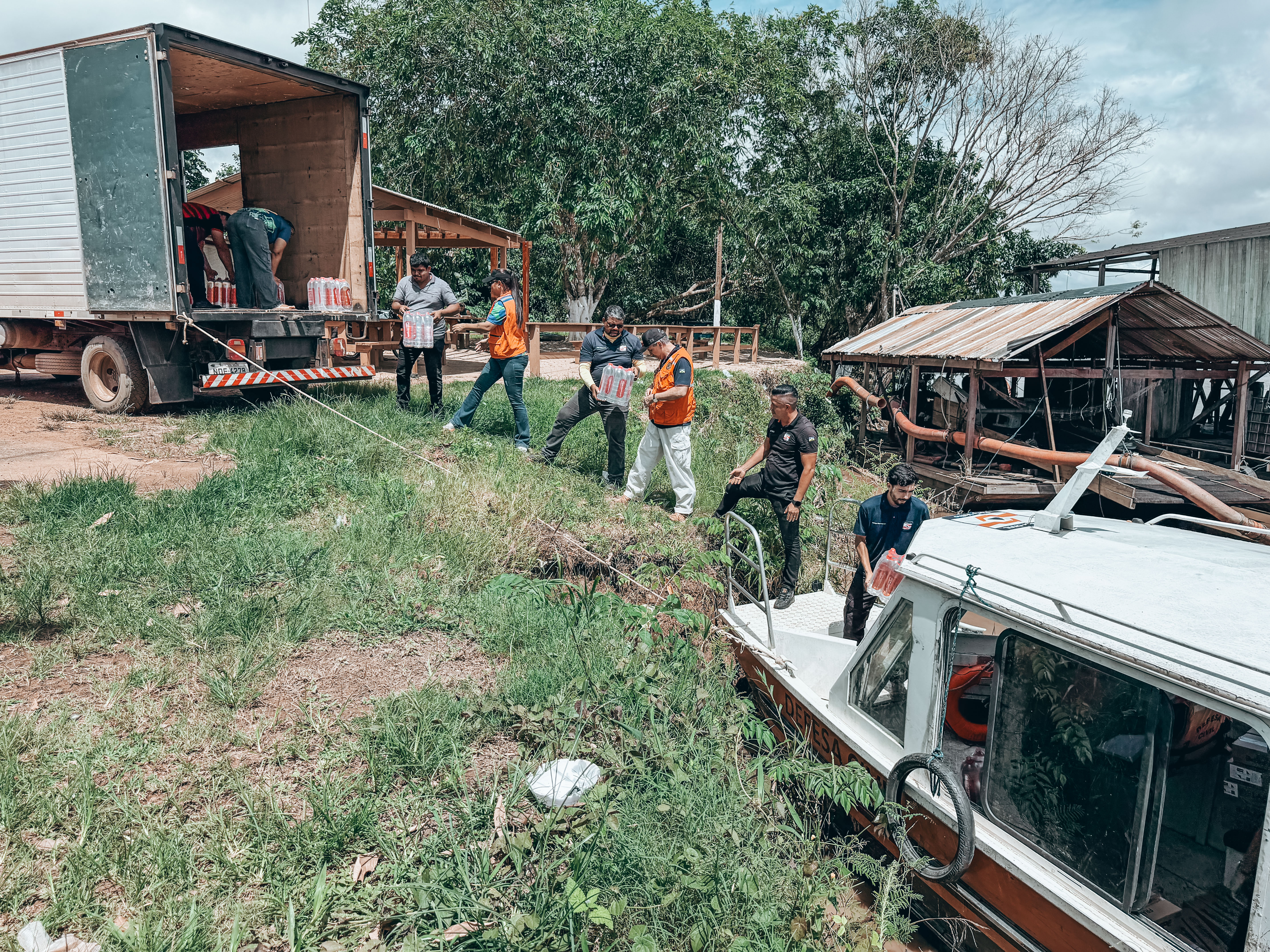Além das entregas emergenciais, a Prefeitura trabalha na implantação de soluções de tratamento de água nas próprias localidades