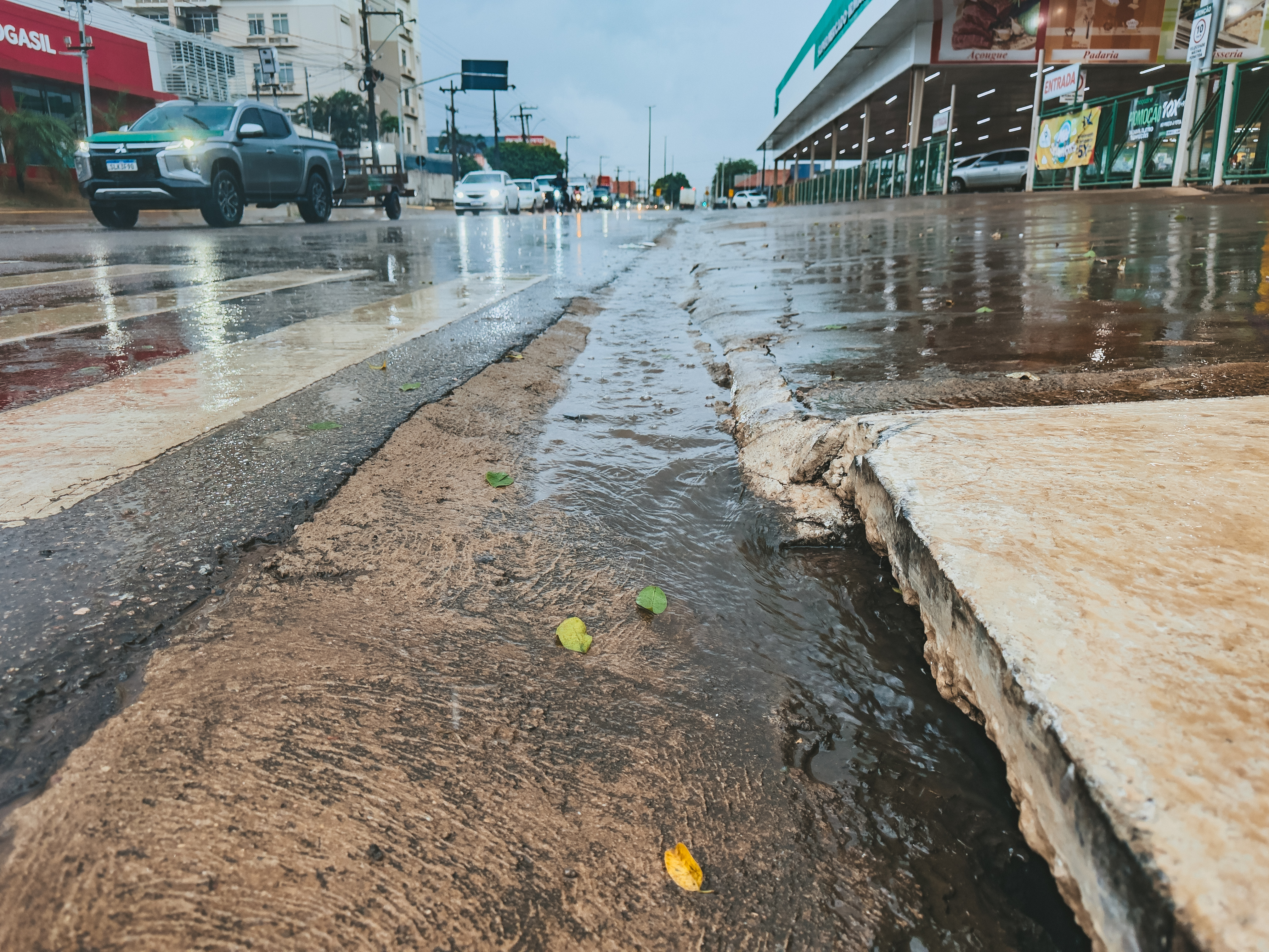 Cruzamentos das avenidas Rio de Janeiro, Rio Madeira e Guaporé ficaram sem alagamentos durante a chuva de quarta-feira (21)