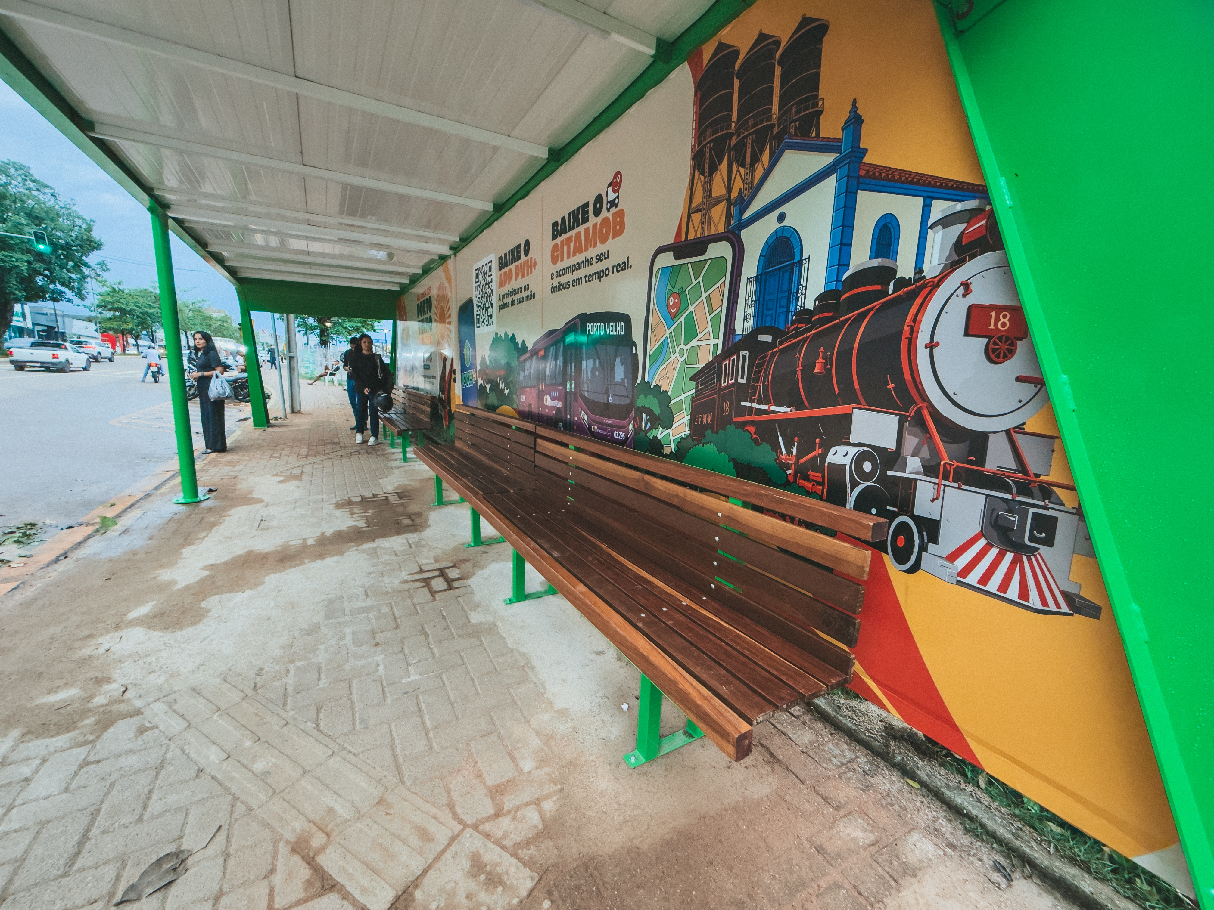 Estrutura possui dois espaços para cadeirantes e painel com arte que valoriza a identidade cultural e turística da capital