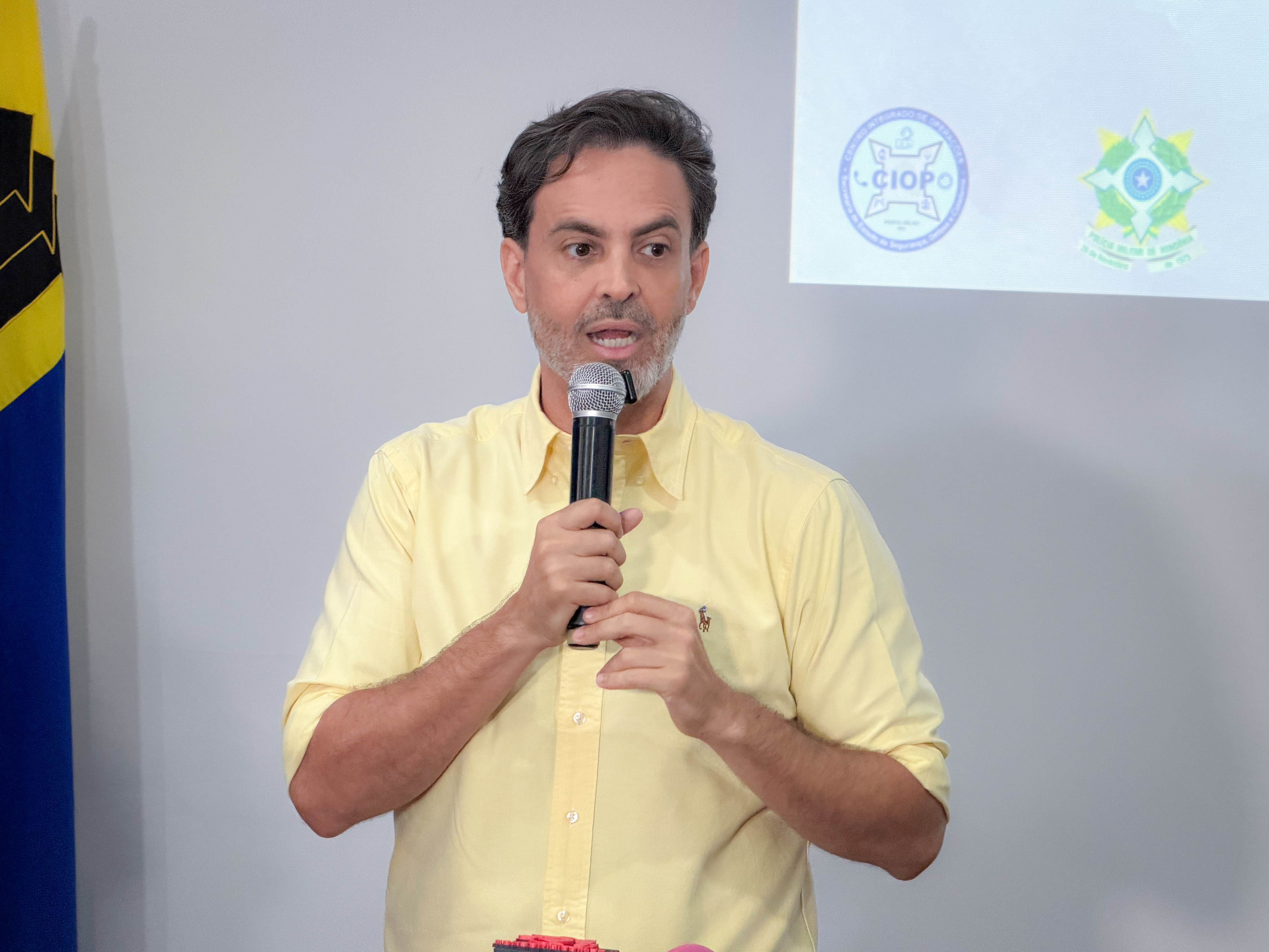 Léo Moraes reforça a importância de consultar fontes oficiais antes de compartilhar informações sobre benefícios sociais