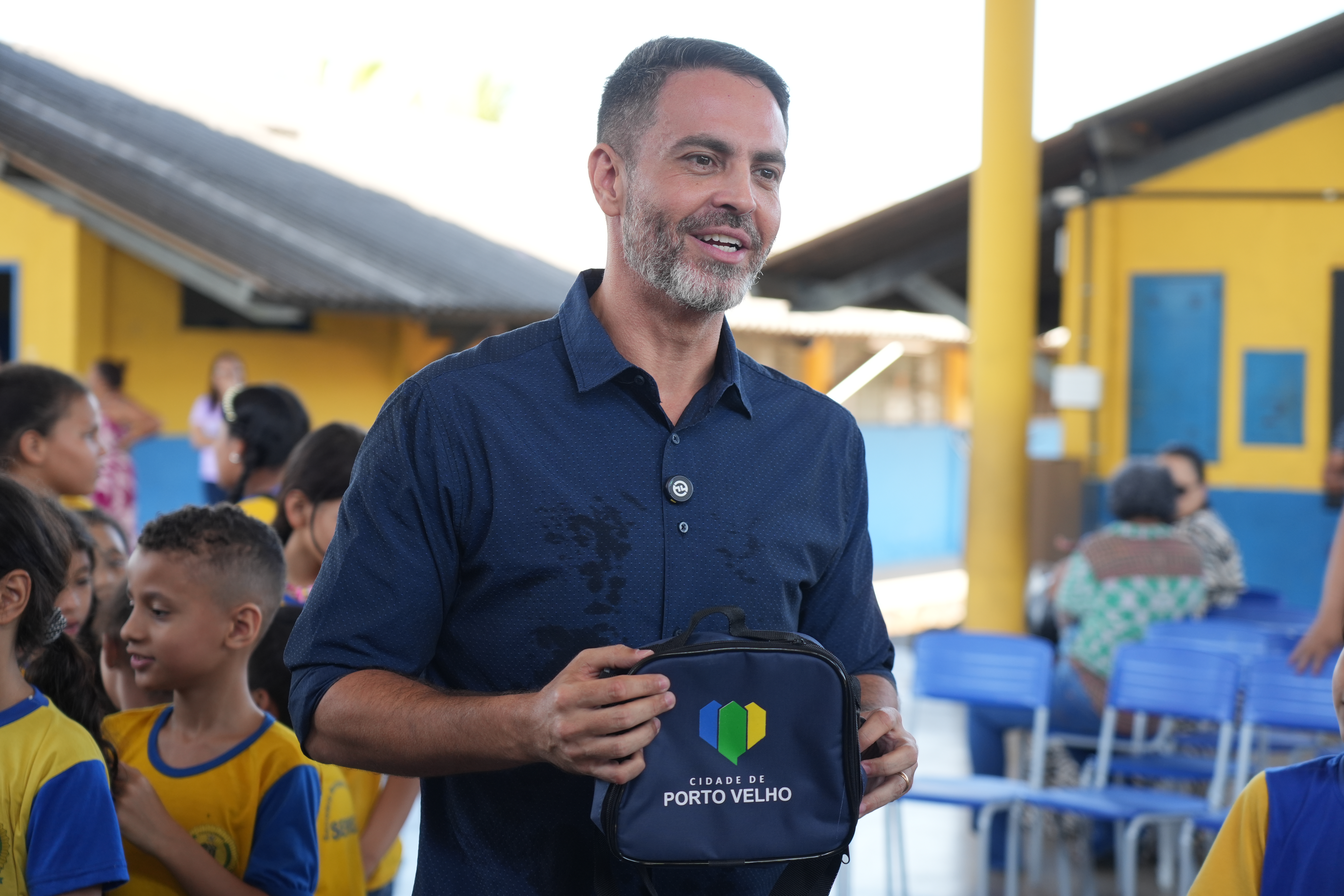 Léo Moraes agradece às merendeiras pelo cuidado e dedicação, ressaltando a importância da alimentação para uma educação mais acolhedora