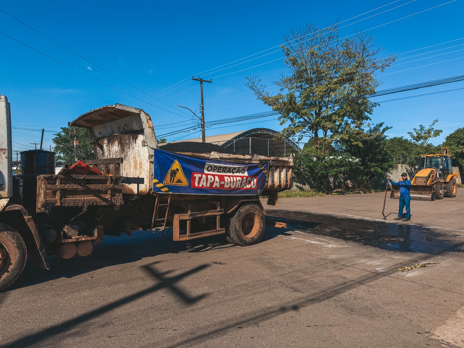 ZELADORIA - Bairro Liberdade recebe intervenção de tapa-buraco e limpeza