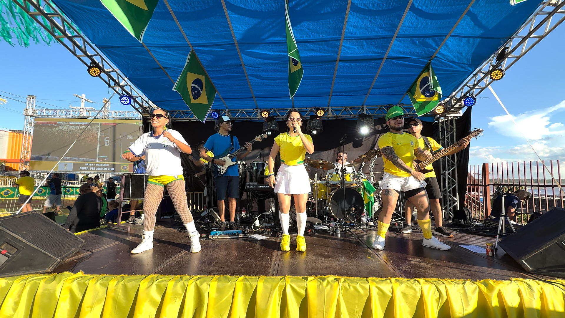 MÚSICA E TORCIDA - Artistas locais deram o tom da festa na Rua do Hexa