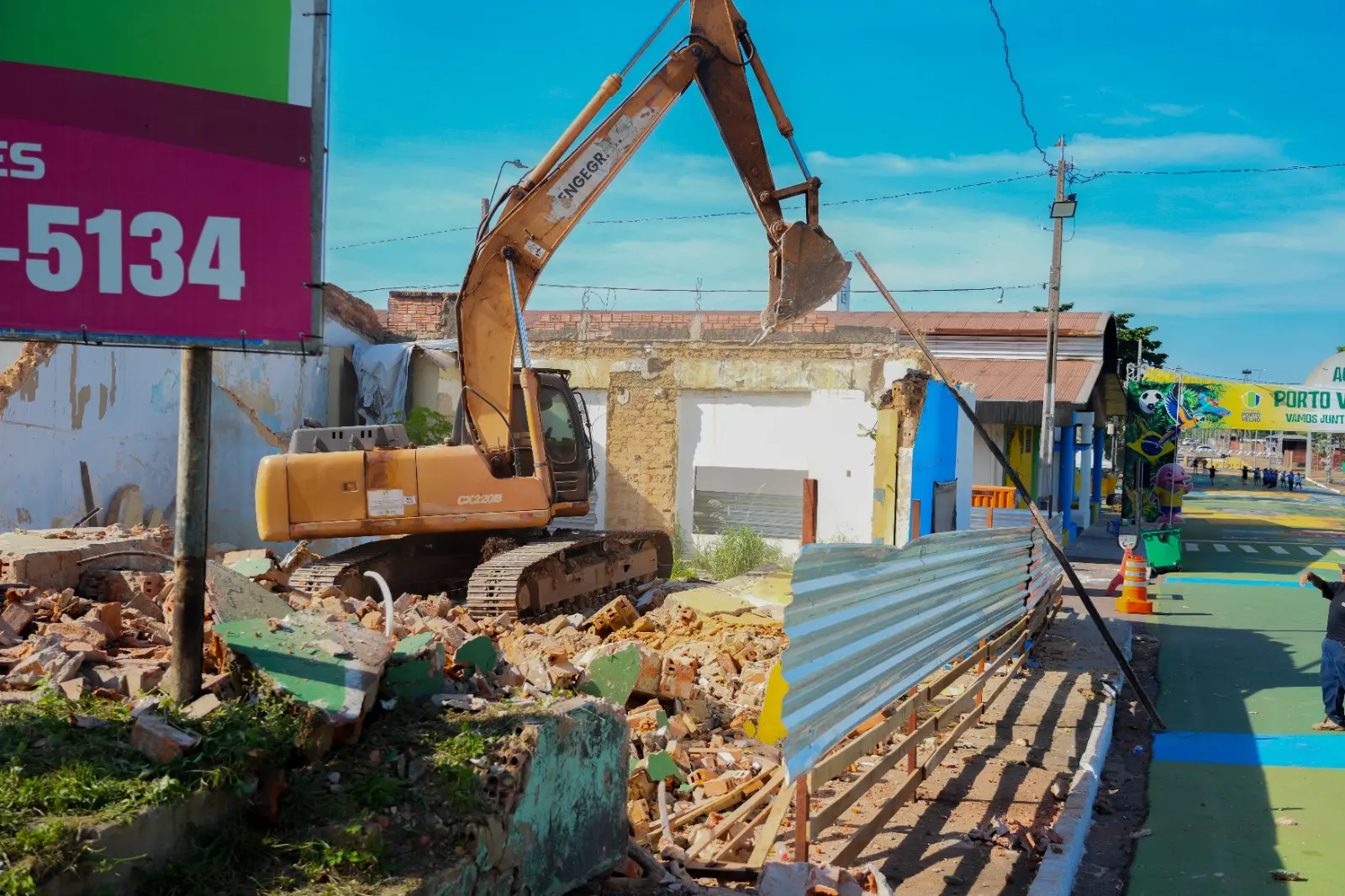 CENTRO - Imóvel com estrutura comprometida é demolido após avaliação técnica da Defesa Civil