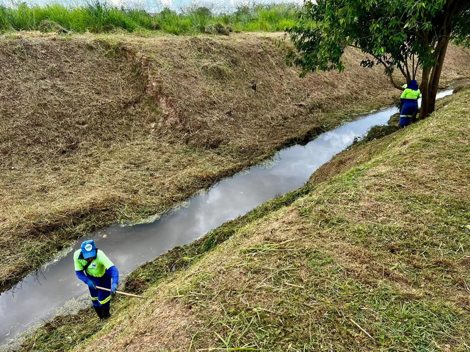 CIDADE LIMPA - Limpeza do Canal dos Tanques retira mais de 27 toneladas de resíduos e reforça prevenção para o período chuvoso