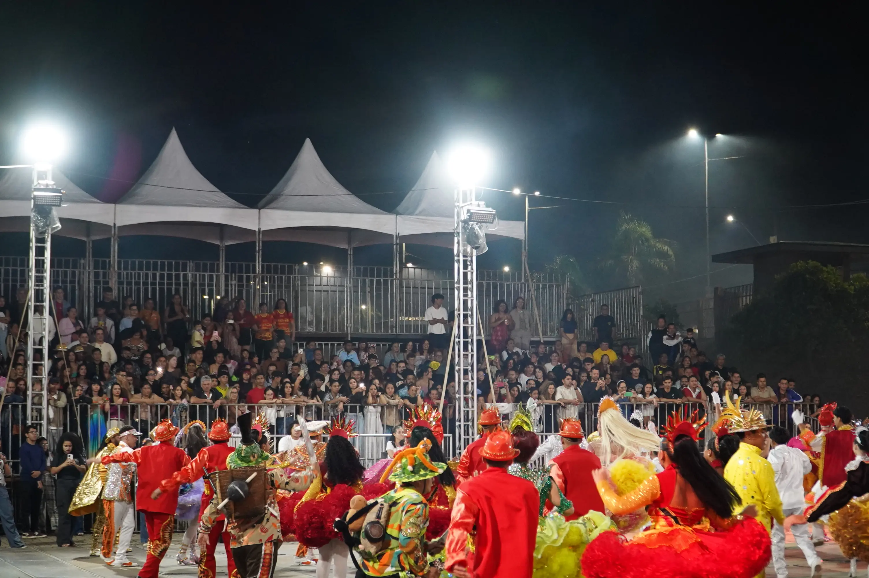 CULTURA - "Nunca vimos algo assim": população celebra primeira noite do Arraiá do Bera