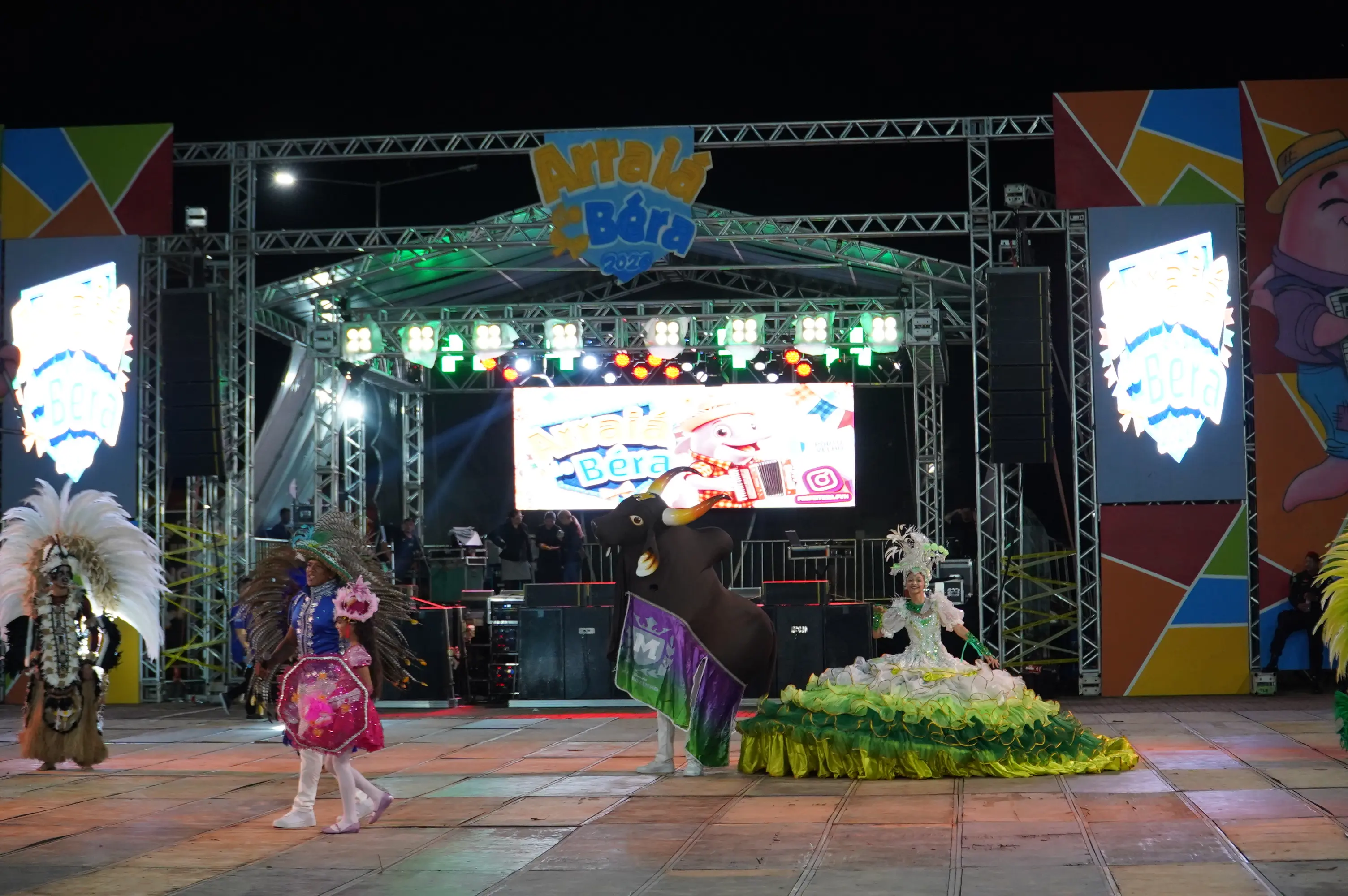 TOADAS - Bois-bumbás abrem o Arraiá do Bera e encantam o público na primeira noite da festa
