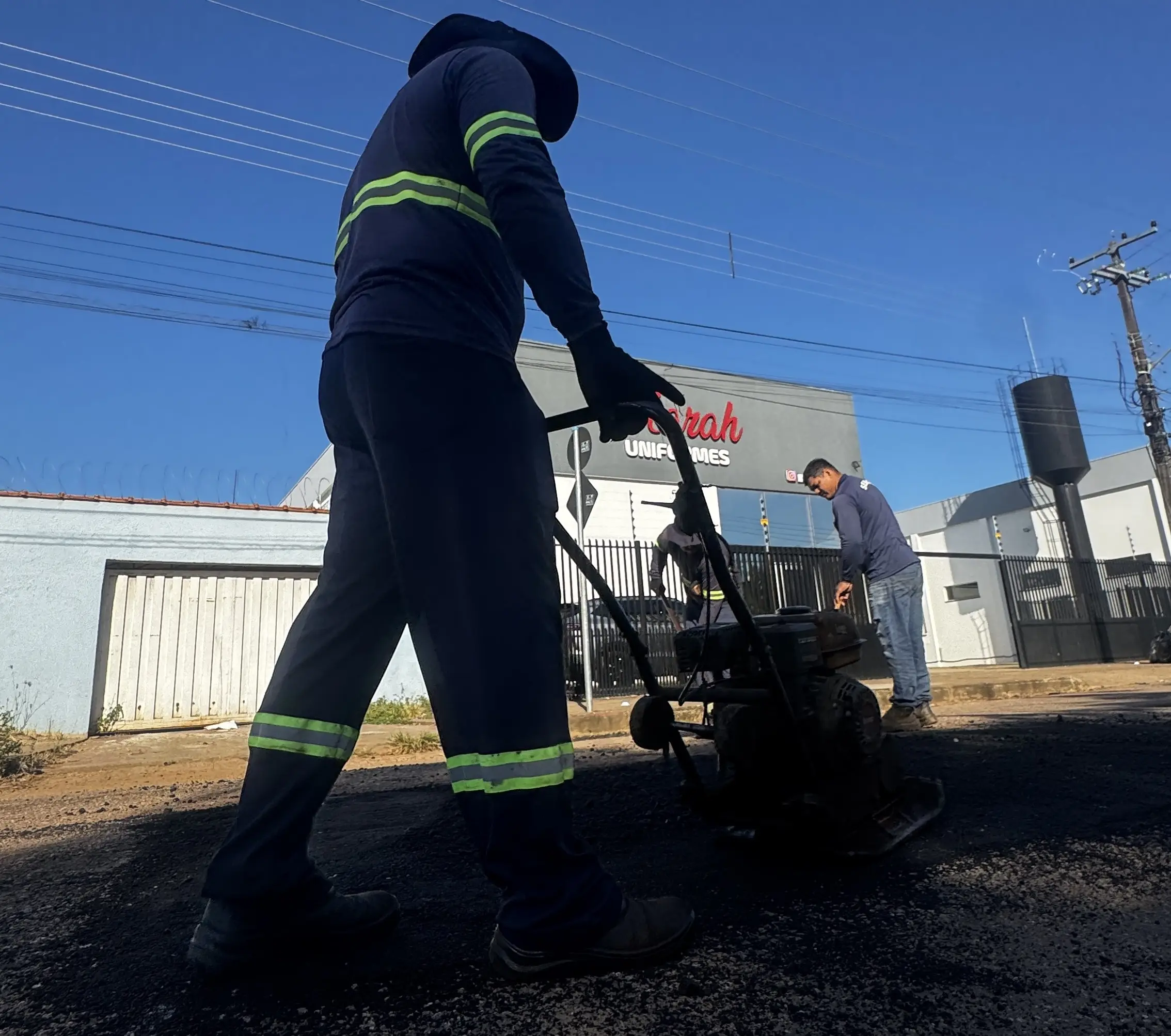 OBRAS - Duas vias da Zona Sul de Porto Velho passam por serviço de tapa buraco