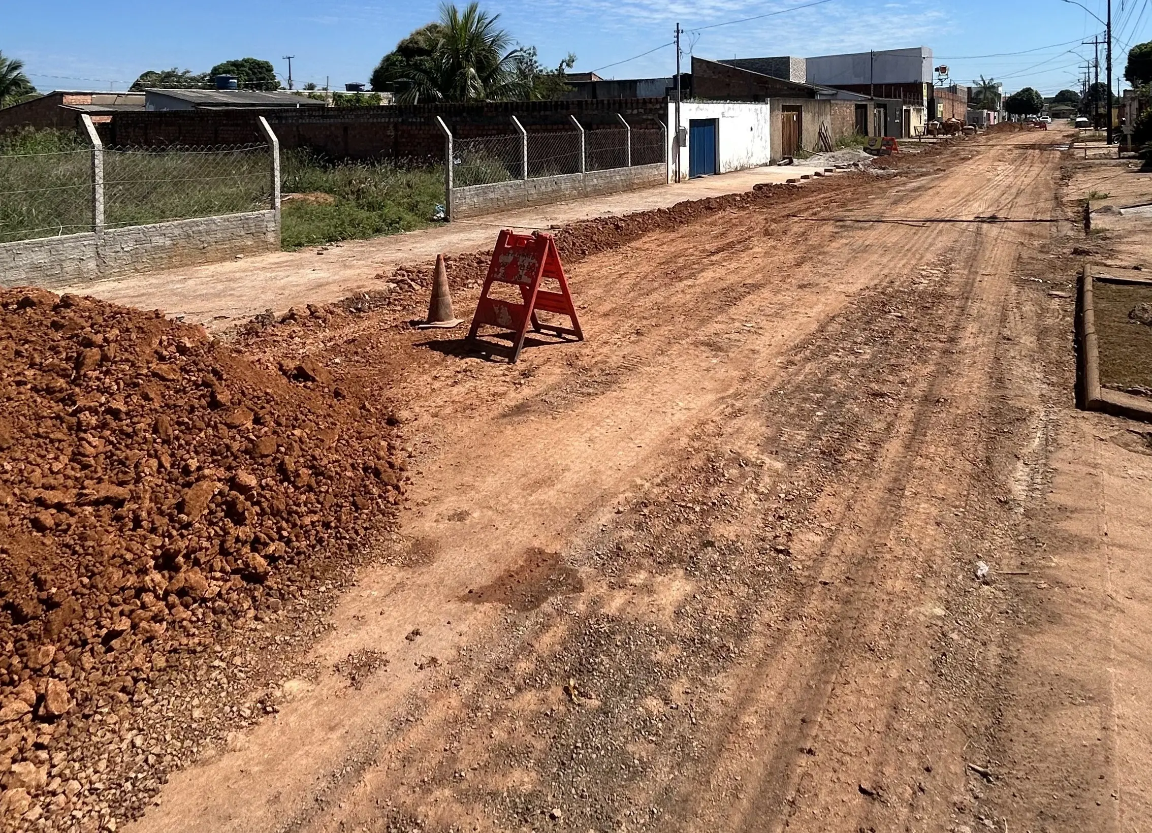 INFRAESTRUTURA - Bairros São Cristóvão e Escola de Polícia recebem serviços de drenagem 