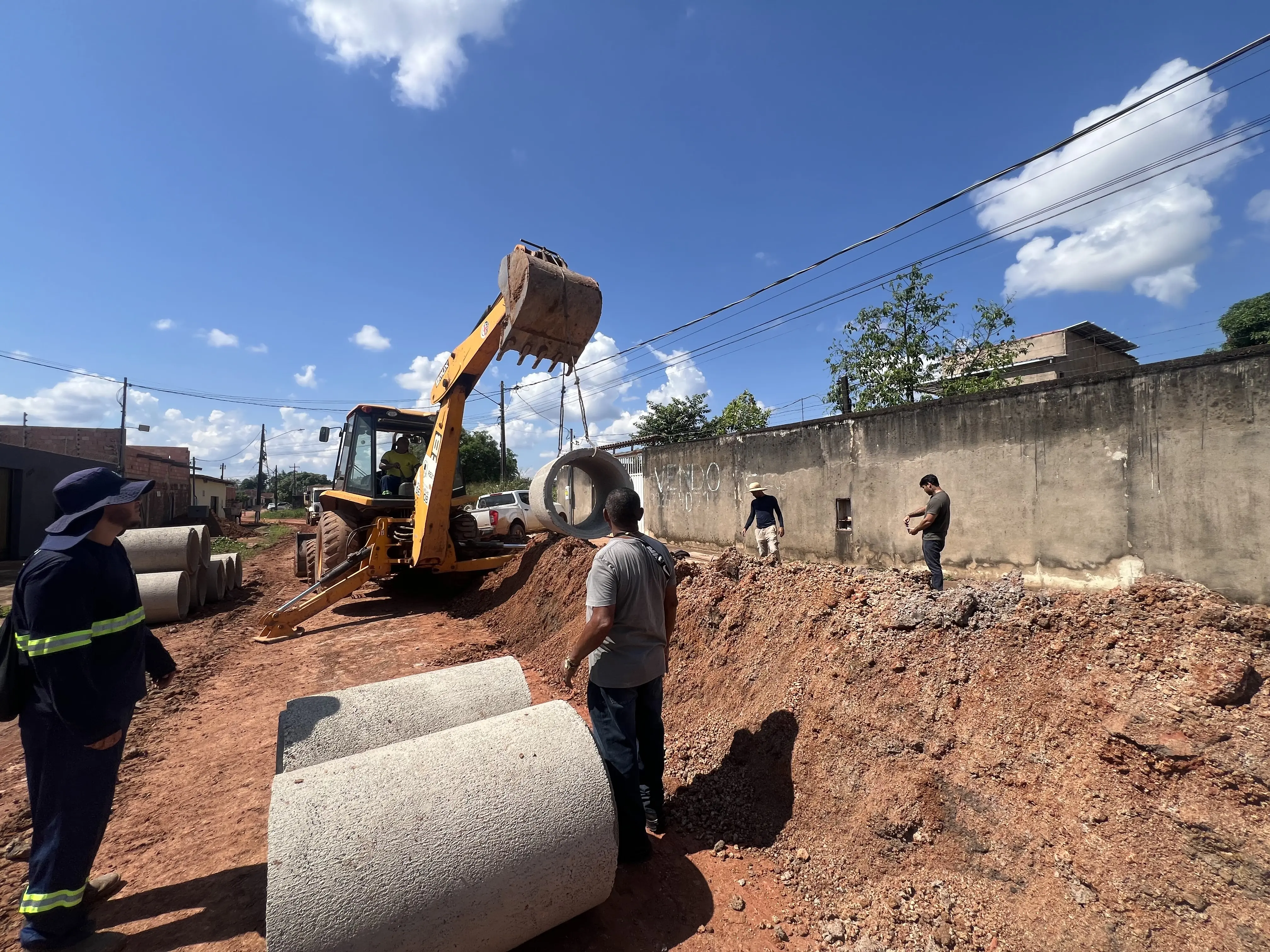 Drenagem avança na Rua Vasco da Gama no bairro três Marias
