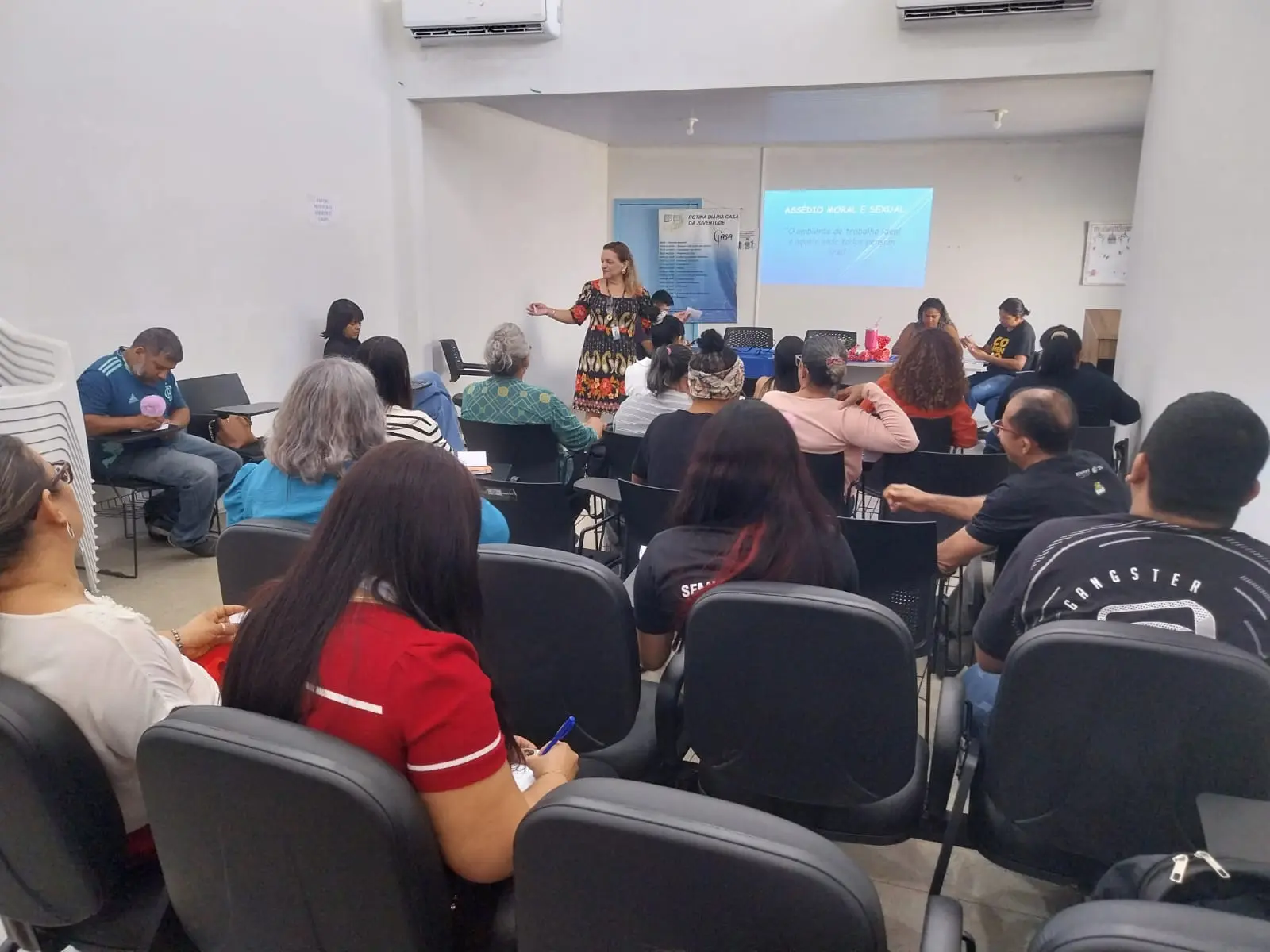 Capacitação prepara equipe para atendimento especializado na Casa Aurora