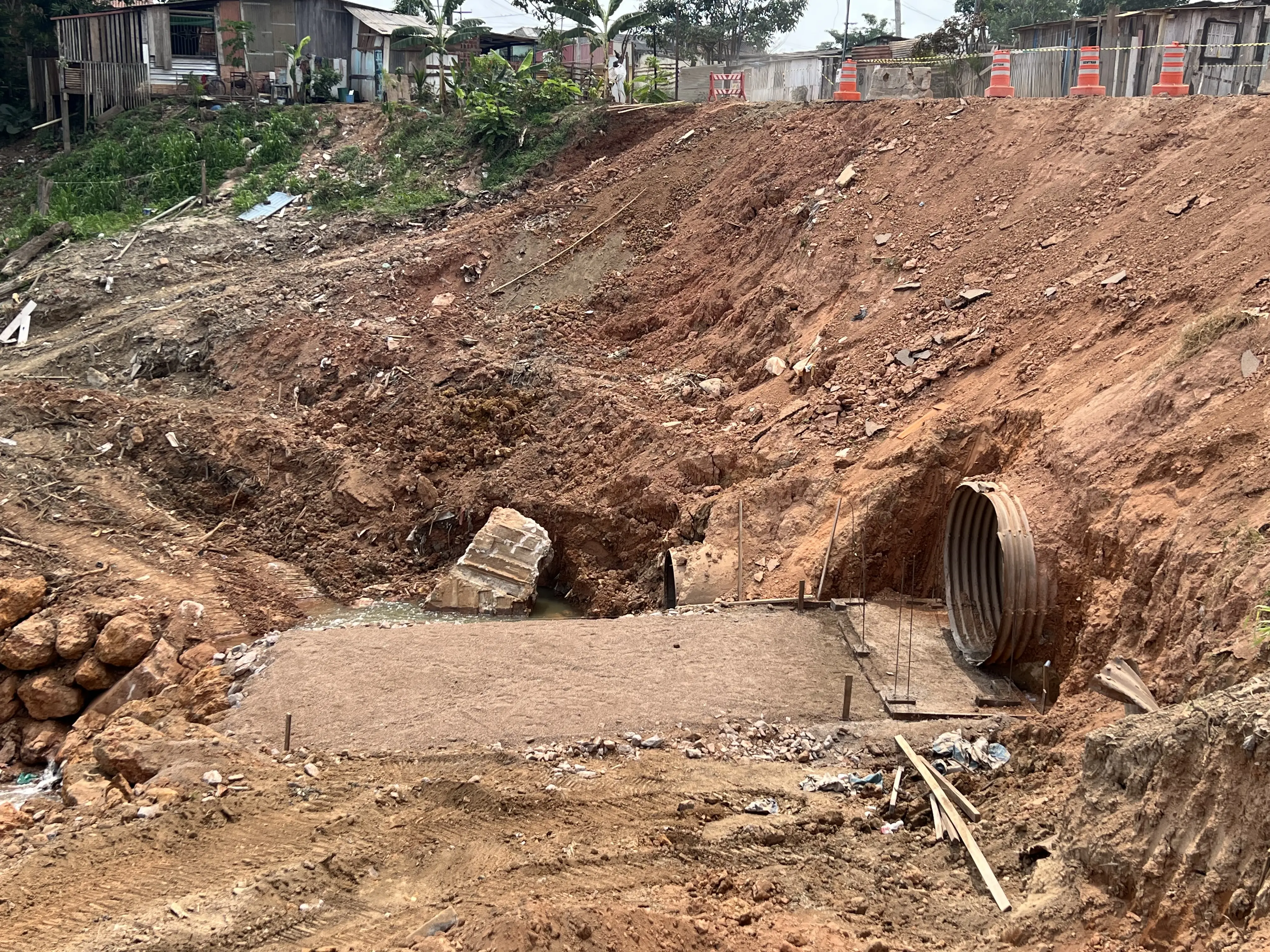 Obras avançam para recuperar trecho da Avenida Farquar afetado por erosão