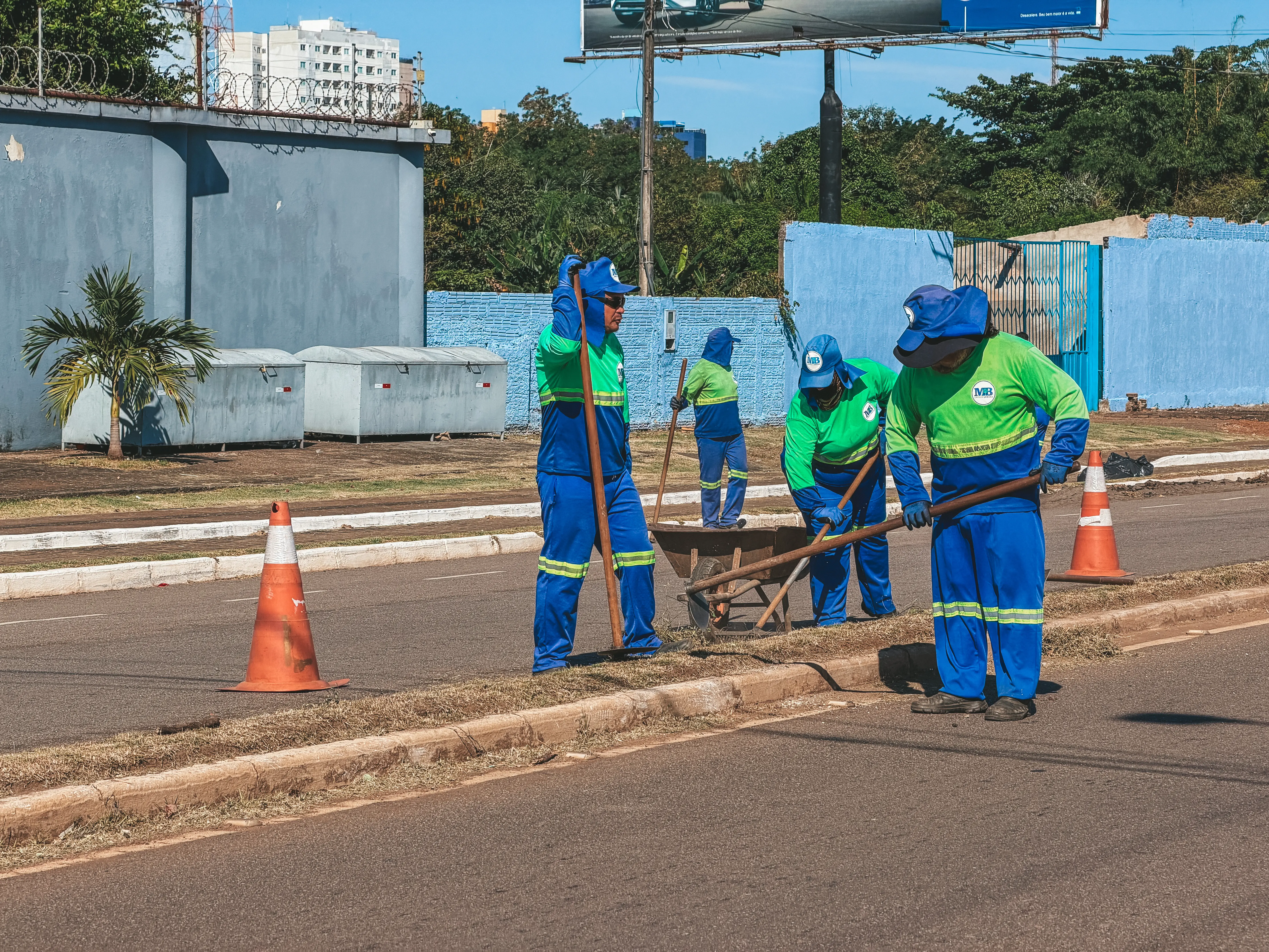 Prefeitura intensifica serviços de limpeza em diferentes regiões