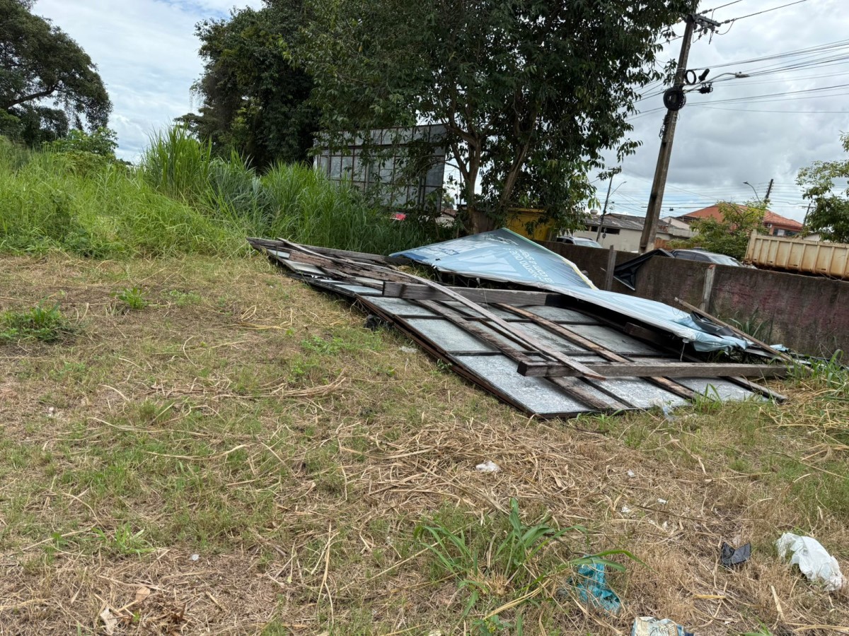 ATEN&Ccedil;&Atilde;O - Propagandas em outdoors irregulares na capital podem gerar transtornos