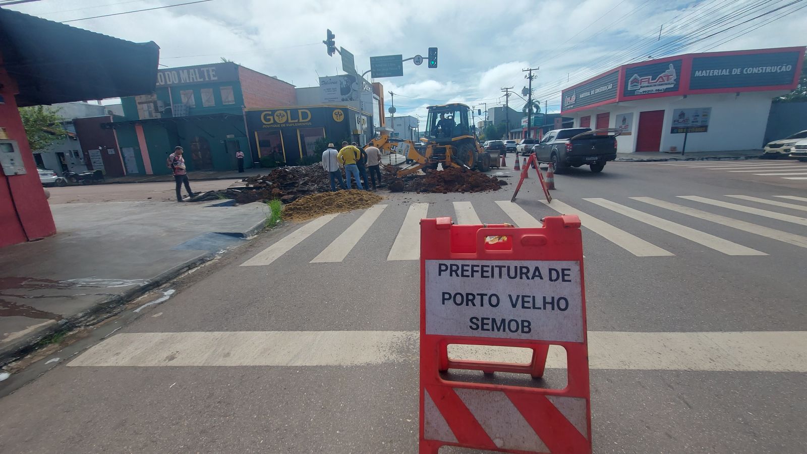 Equipes atuam na substituição dos materiais danificados para restabelecer funcionamento do sistema de drenagem