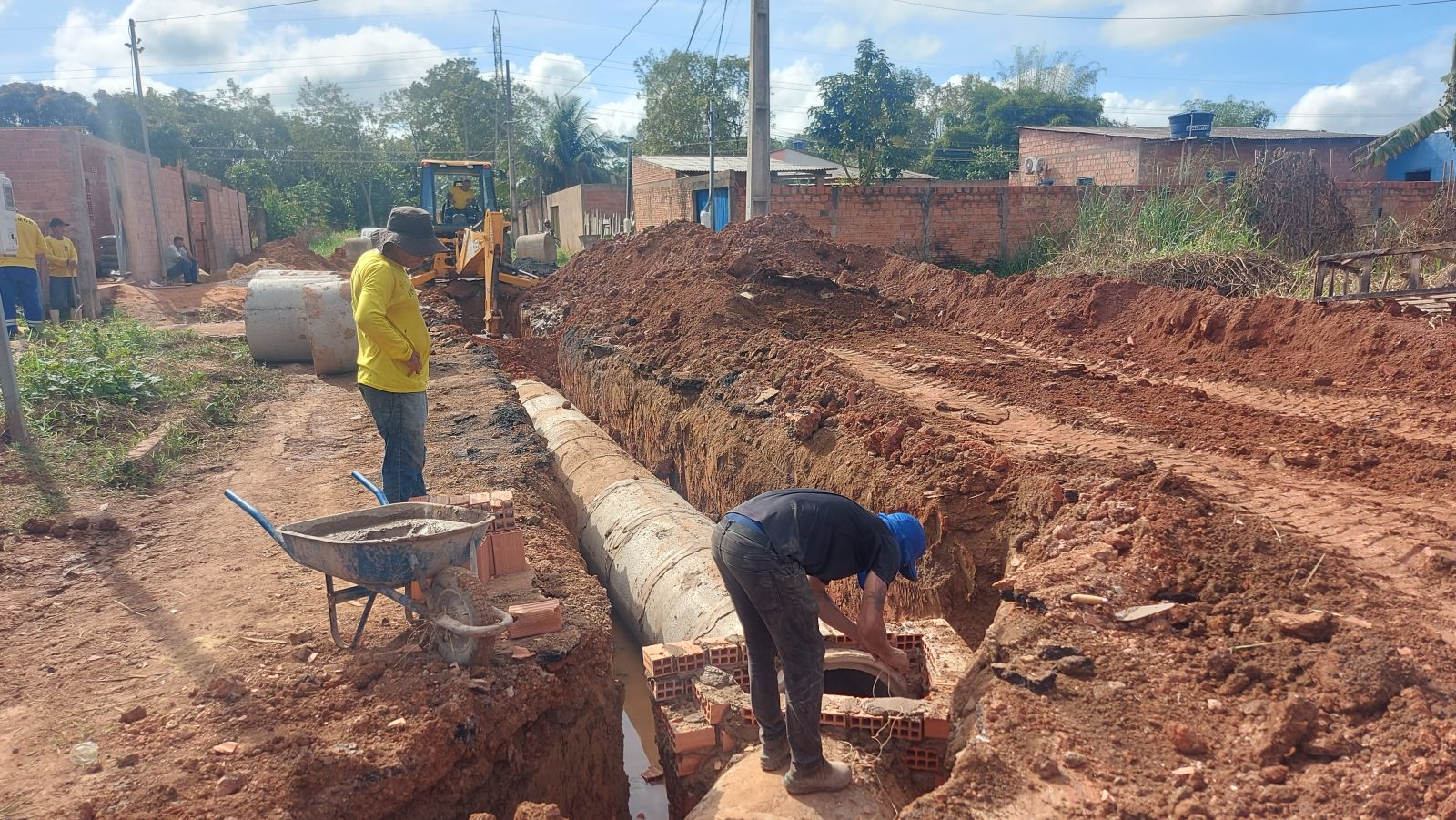 Intervenção inclui a instalação de manilhas para garantir o escoamento adequado da água da chuva