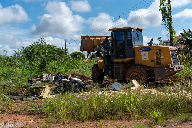 Prefeitura orienta a população para não jogar lixo em terrenos baldios, calçadas, ruas ou avenidas