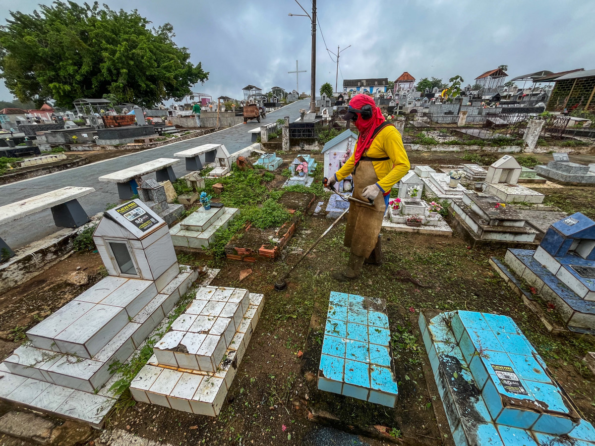 Servidores também executam serviços de limpeza nos espaços como cemitérios