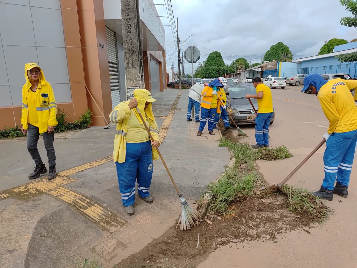 Equipes de limpeza podem ser vistas pelas ruas diariamente em todas as zonas da capital