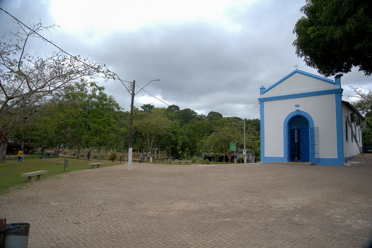 Semusb cuidou da limpeza do pátio da capela