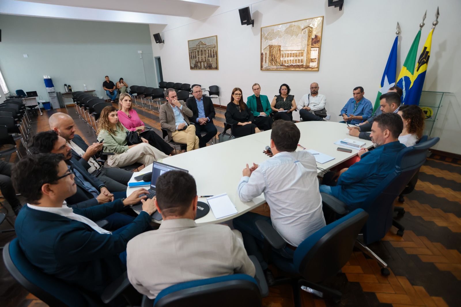 Representantes de várias secretarias municipais também participaram da reunião