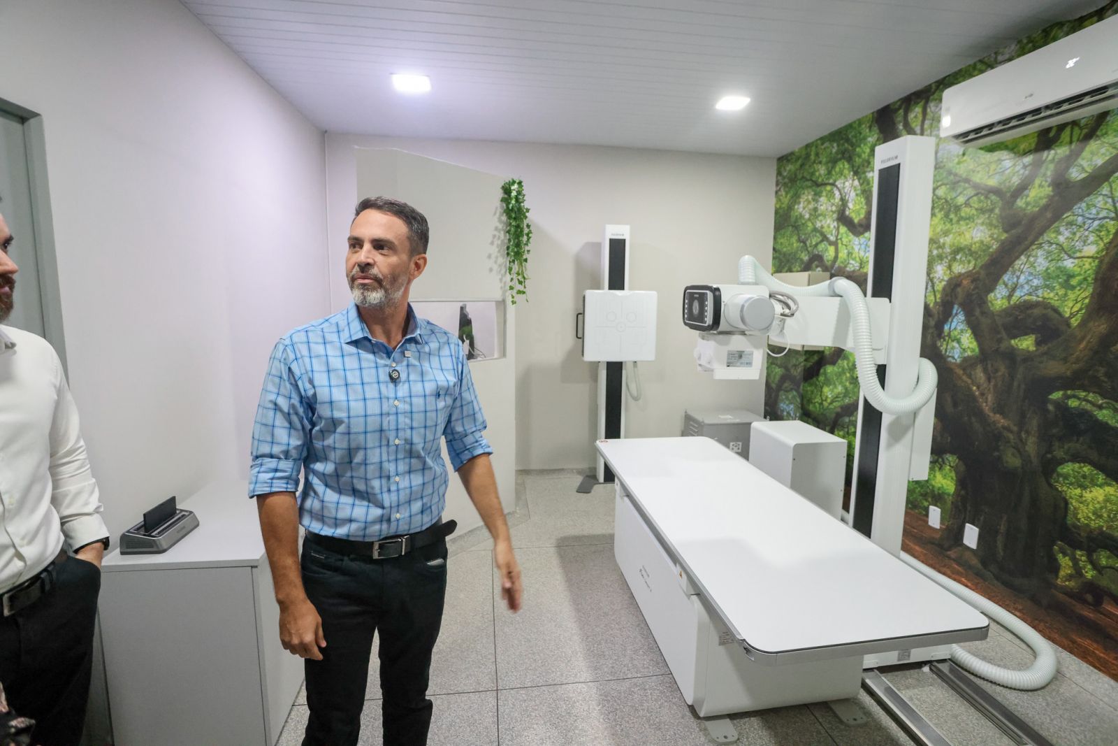 Léo Moraes destaca que a entrega do equipamento é mais um passo no processo de modernização da rede municipal de saúde