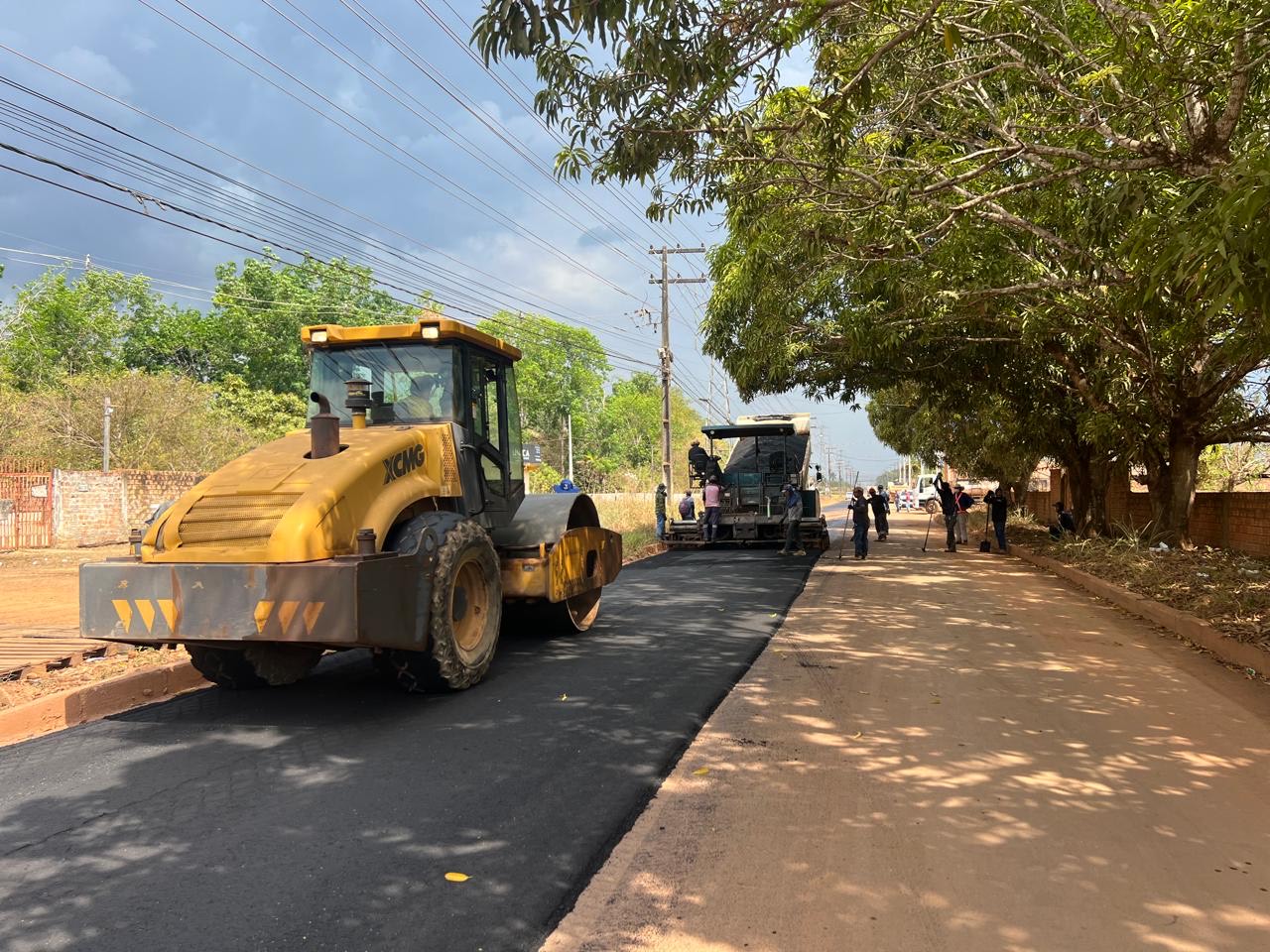 Antes do recapeamento, a obra também recebeu o serviço de drenagem