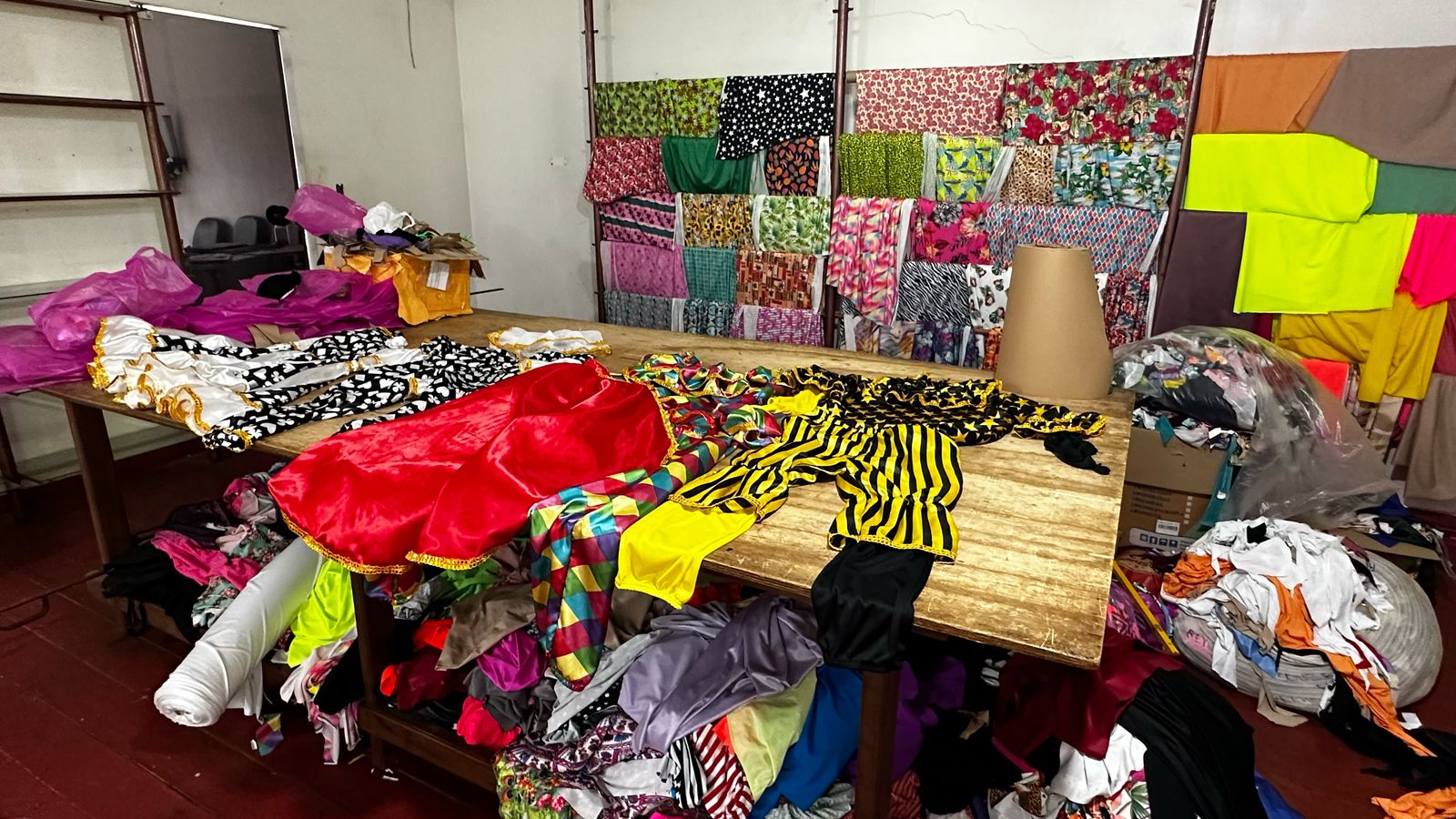 Além da costura, o trabalho também está sendo feito com os adereços que compõem os figurinos