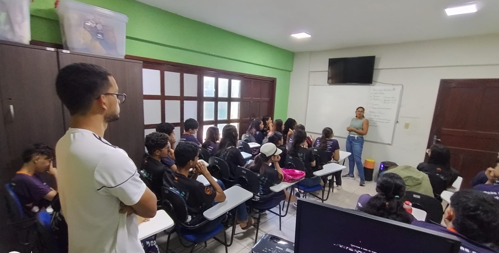 Os estudantes foram divididos em grupos e participaram de uma palestra educativa