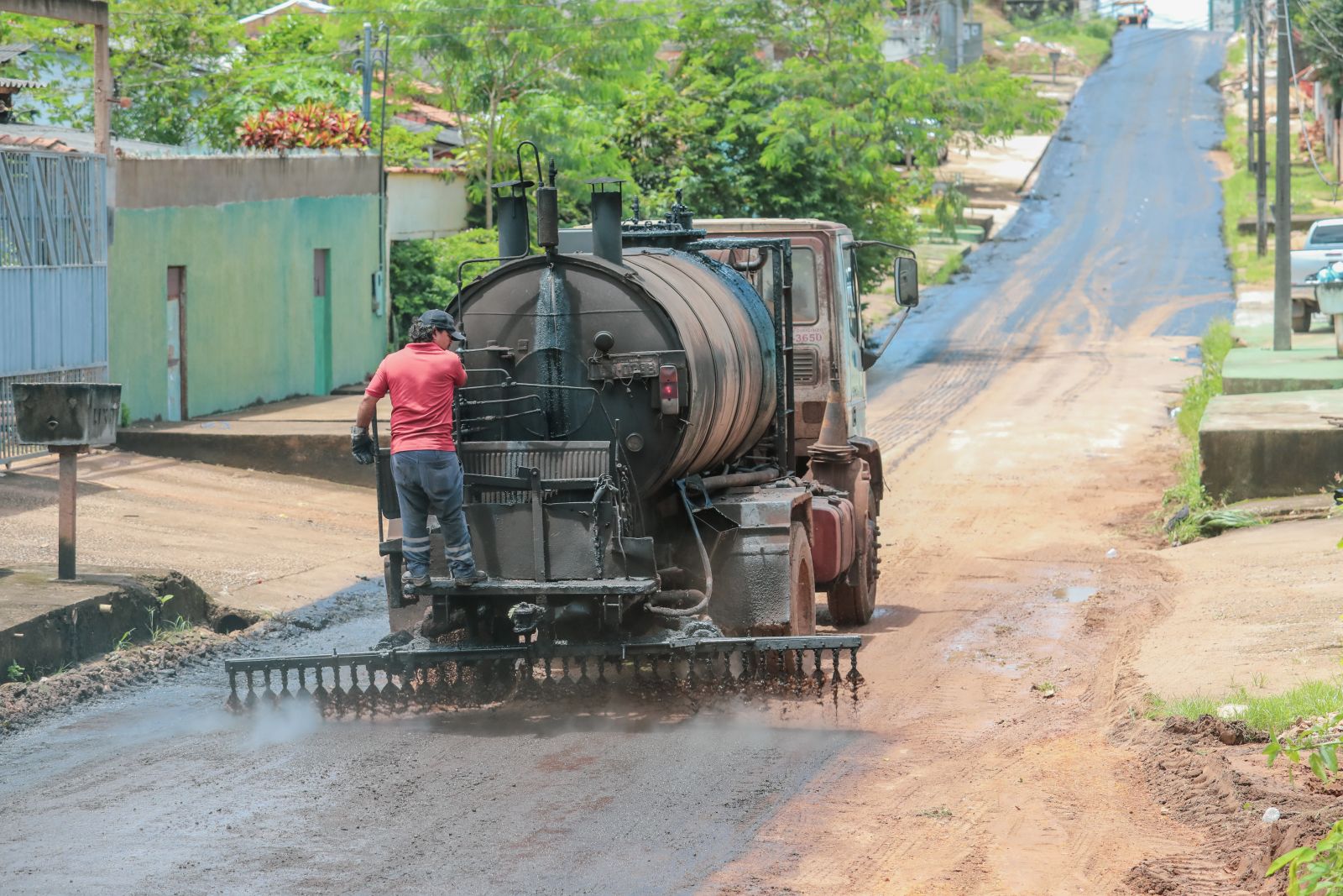 Bairro Pedrinhas recebe obras de recapeamento 