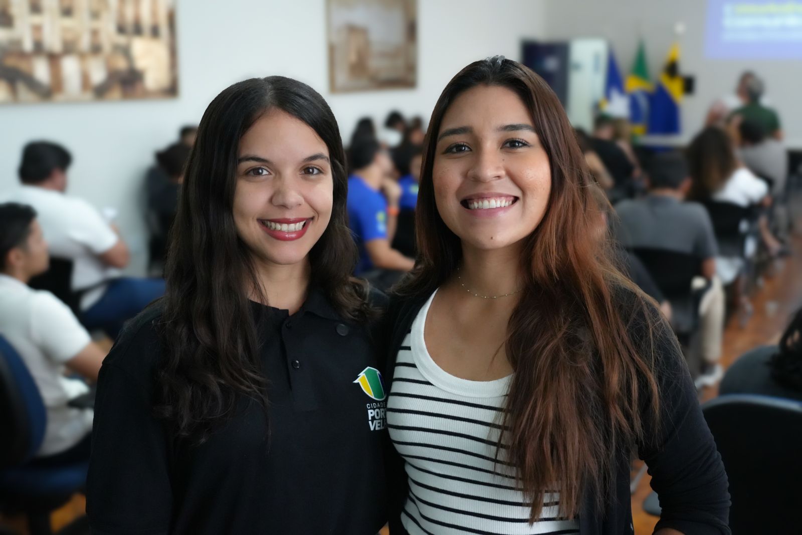 Anna Cláudia ministrou a palestra sobre boas práticas para perfis institucionais, ao lado da assessora de publicidade Isadora Estolano