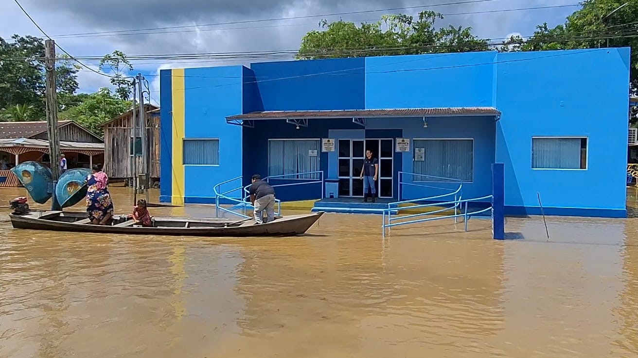 A unidade de saúde local foi afetada pela enchente do rio Madeira e o atendimento no local foi suspenso 