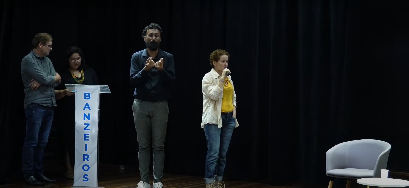 Cidadãos participam das audiências públicas do Orçamento Participativo, indicando as prioridades de suas comunidades 