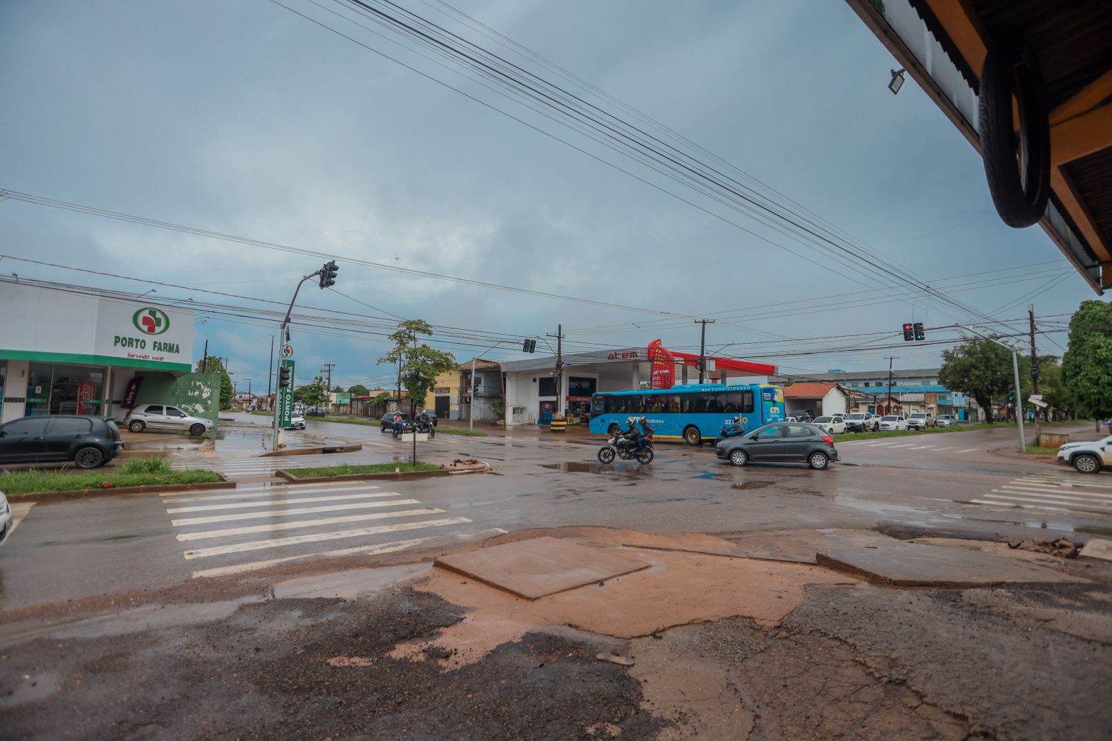 Mesmo com a intensidade da chuva, o cruzamento permaneceu livre de alagamento
