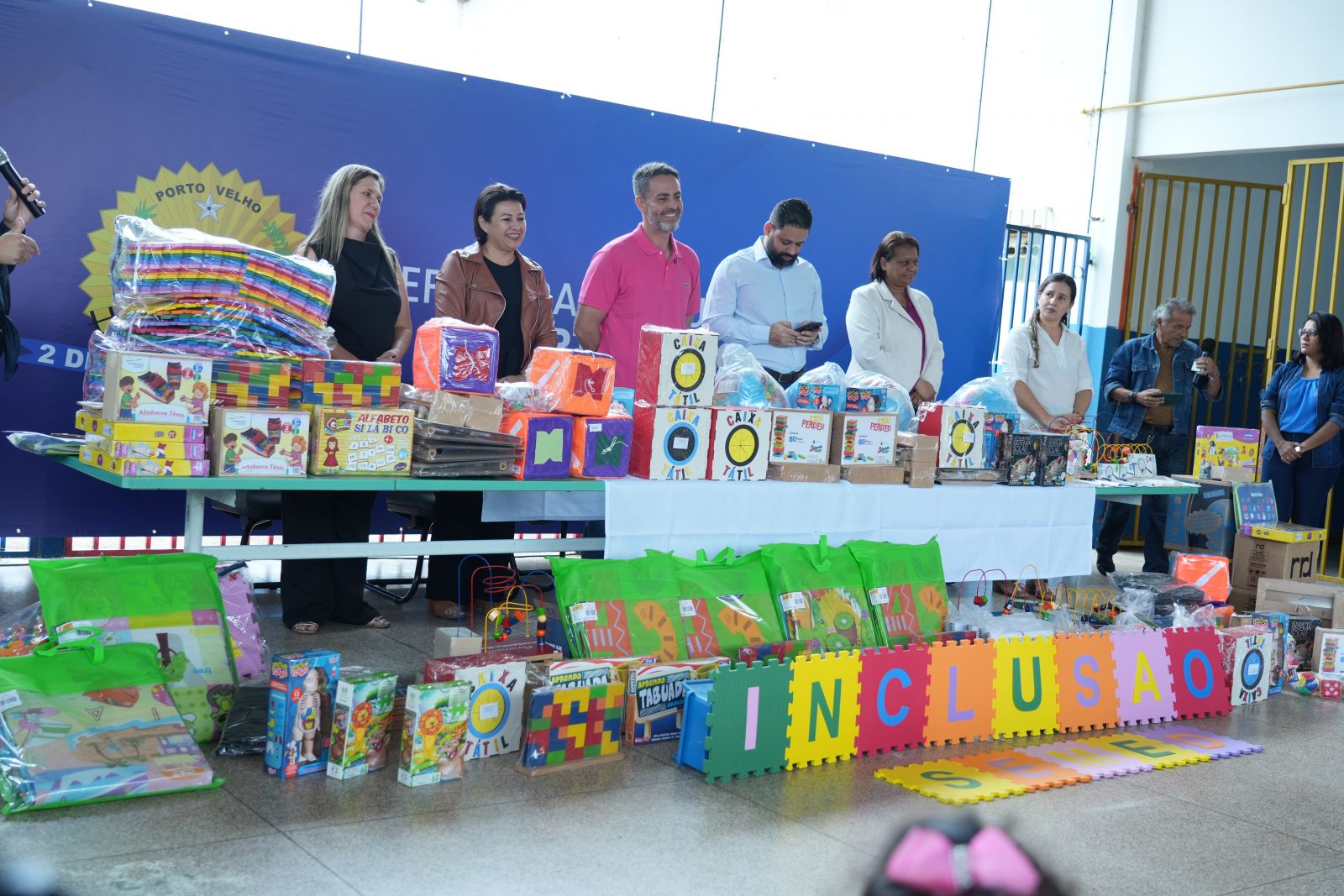 Materiais entregues incluem recursos didáticos adaptados, tecnológicos e de apoio