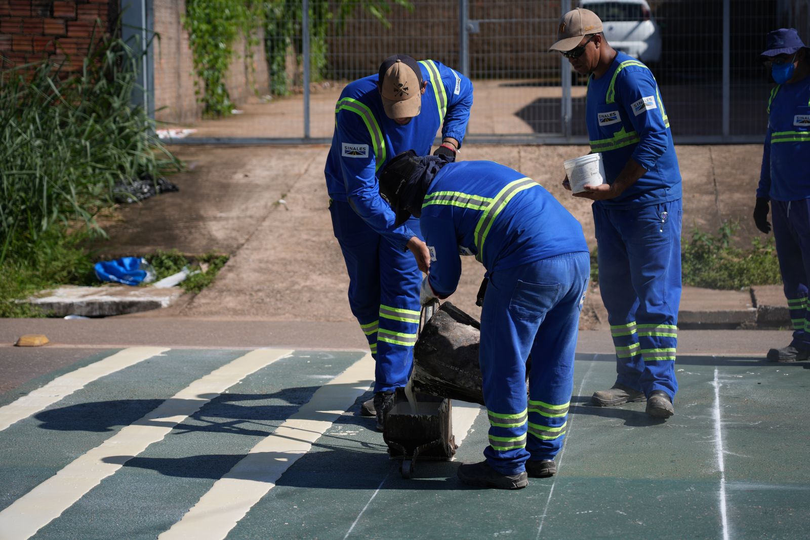 Sonorizadores são dispositivos físicos que produzem ruído e trepidação quando um veículo passa sobre eles