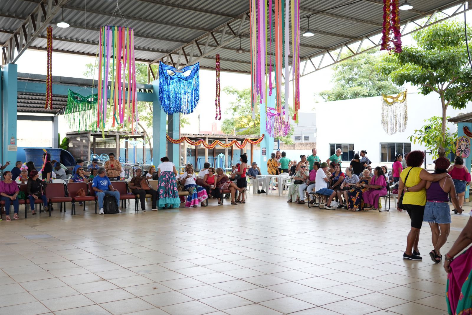 Logo cedo, os idosos começaram a chegar e foram ocupando o espaço de lazer do CCI
