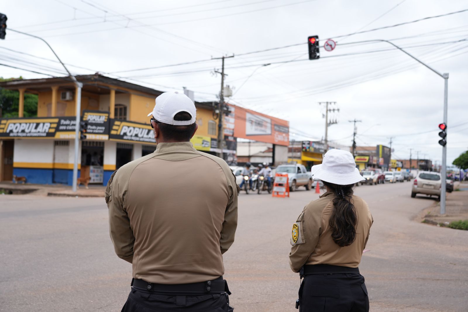 Equipes da Semtran continuam no local, orientando os motoristas e pedestres