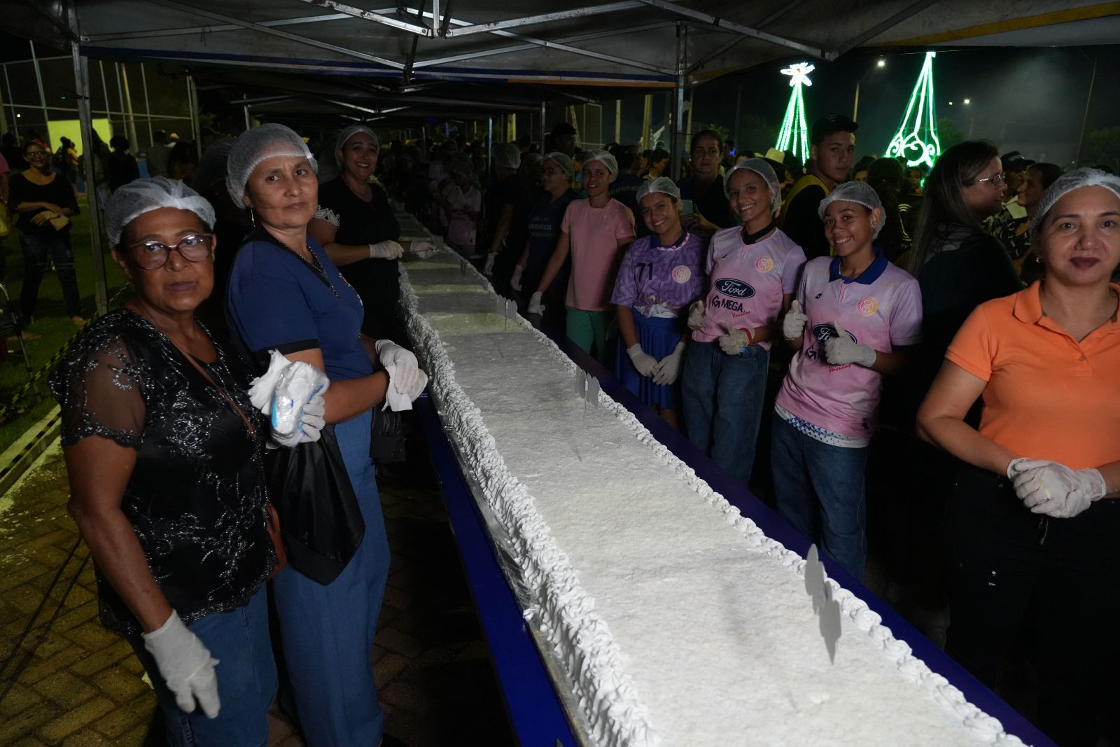 Evento aconteceu na praça central do distrito e contou com um bolo de 26 metros