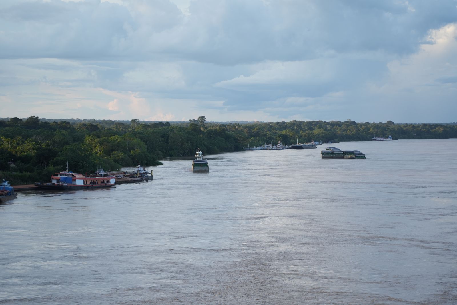 O Madeira é uma das principais vias para o transporte de commodities até o Porto de Porto Velho