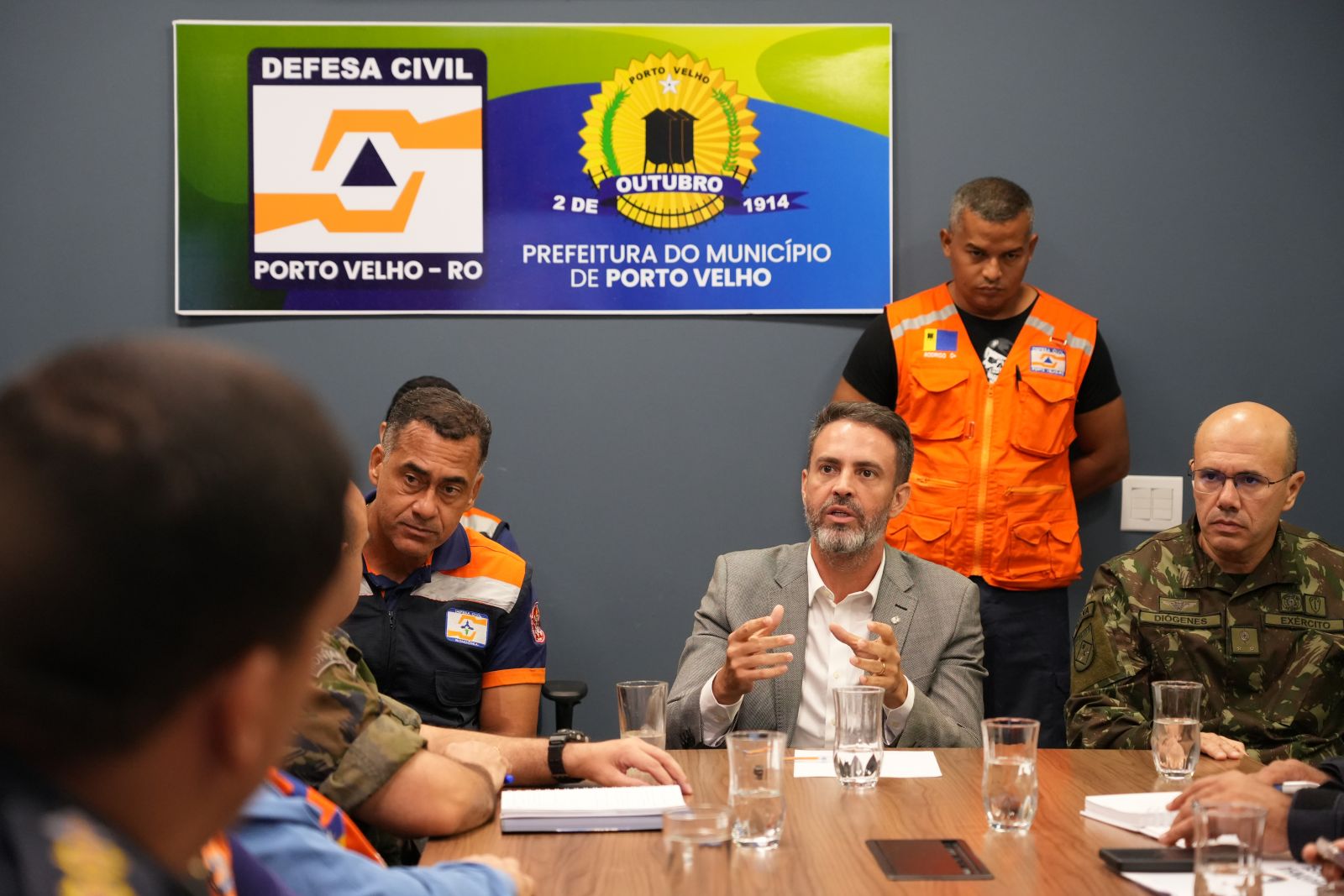 prefeito Léo Moraes ressaltou a importância da cartilha para a população